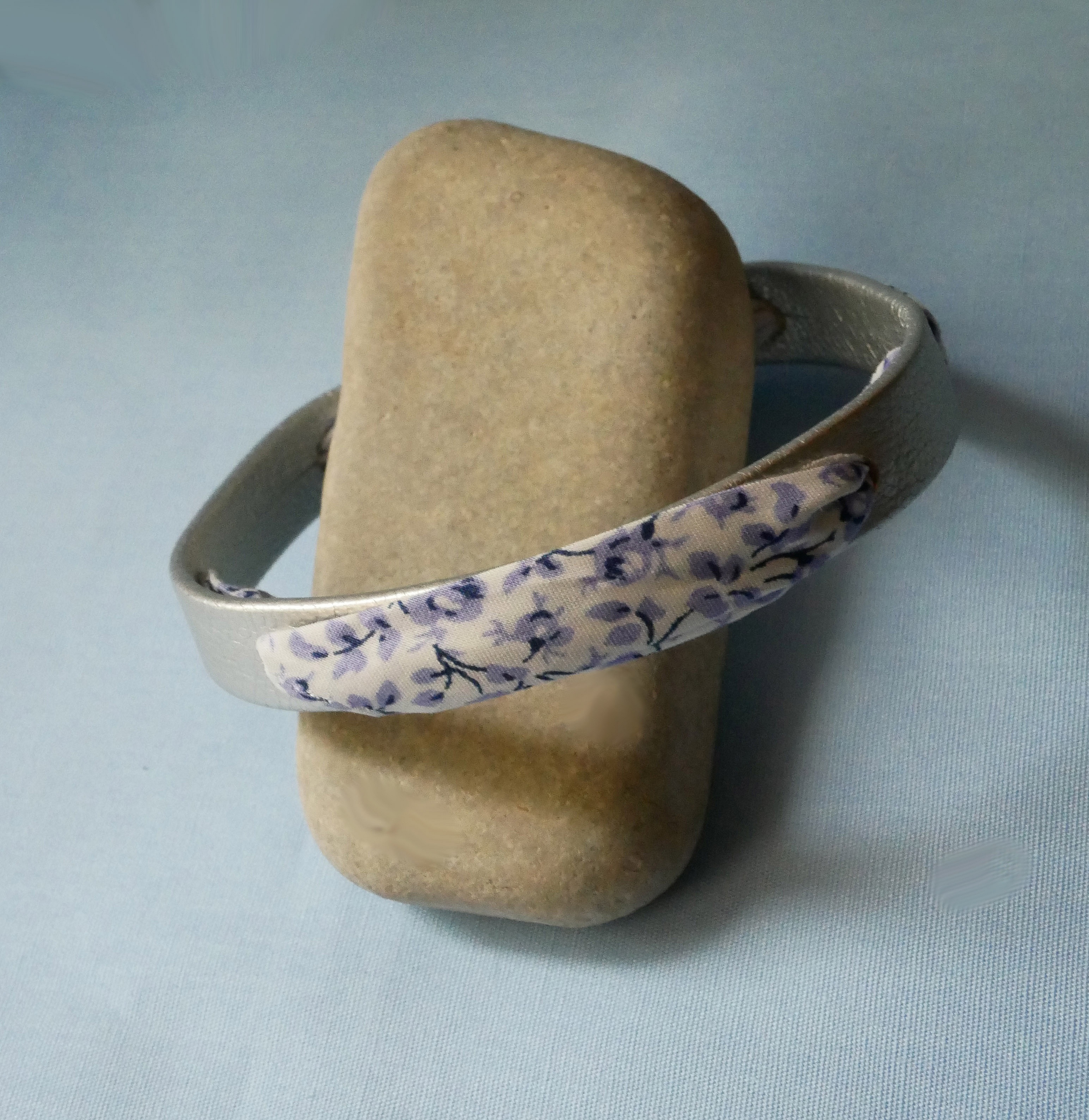 Flor&acirc;me-armb&aring;nd med bl&aring; blomster i liberty-b&aring;nd p&aring; s&oslash;lvfarvet l&aelig;der