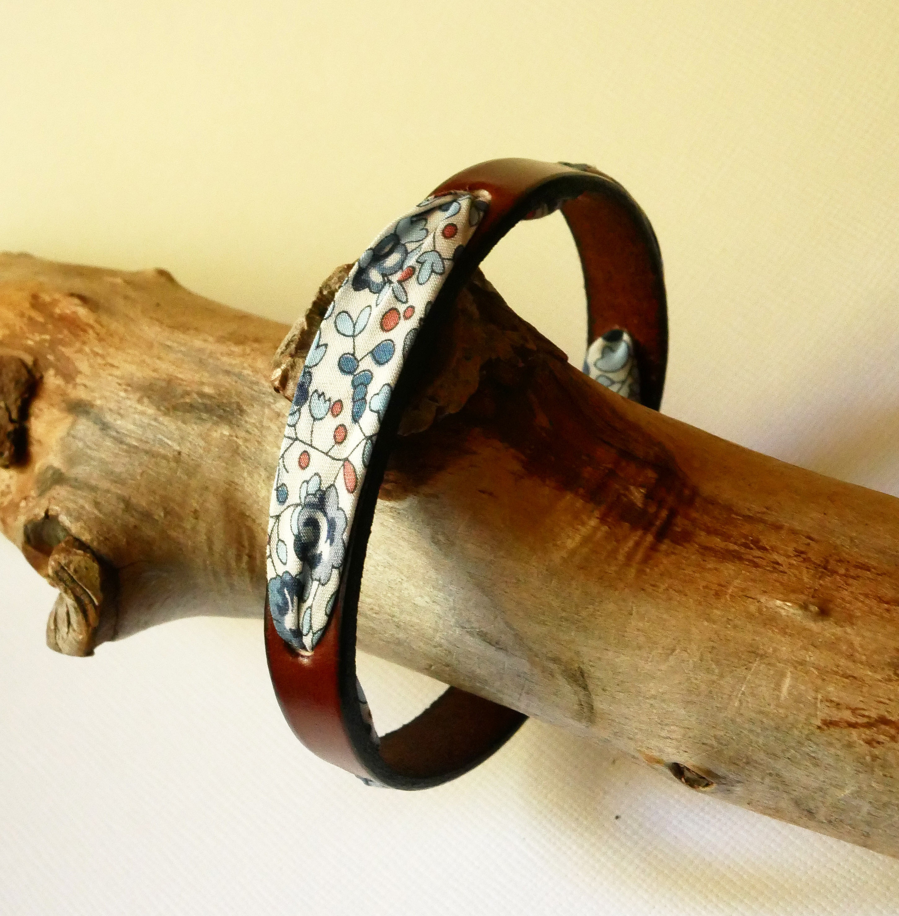 Flor&acirc;me-armb&aring;nd med liberty-b&aring;nd Elo&iuml;se bl&aring; blomster p&aring; brunt l&aelig;der