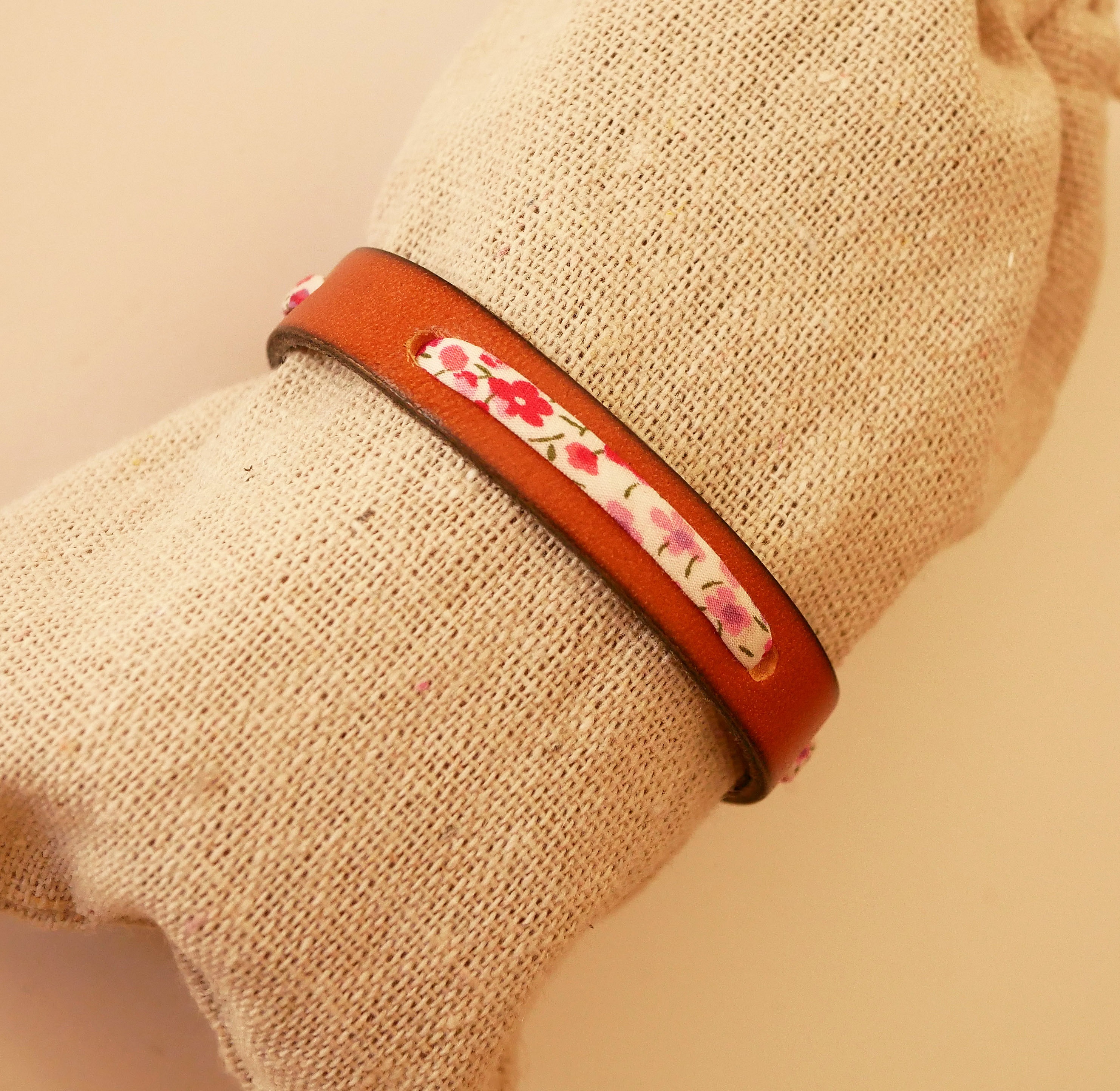 Flor&acirc;me-armb&aring;nd med Phoebe Rose liberty-b&aring;nd p&aring; brunt l&aelig;der