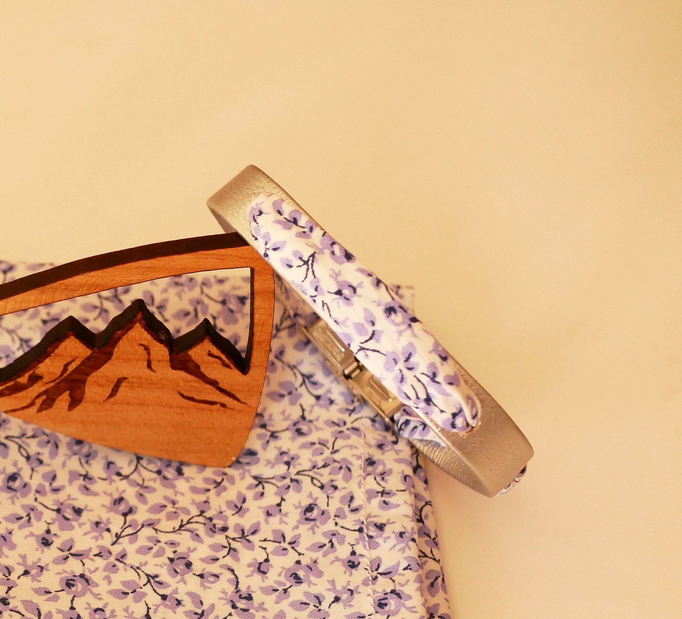 Flor&acirc;me-armb&aring;nd med bl&aring; blomster i liberty-b&aring;nd p&aring; s&oslash;lvfarvet l&aelig;der