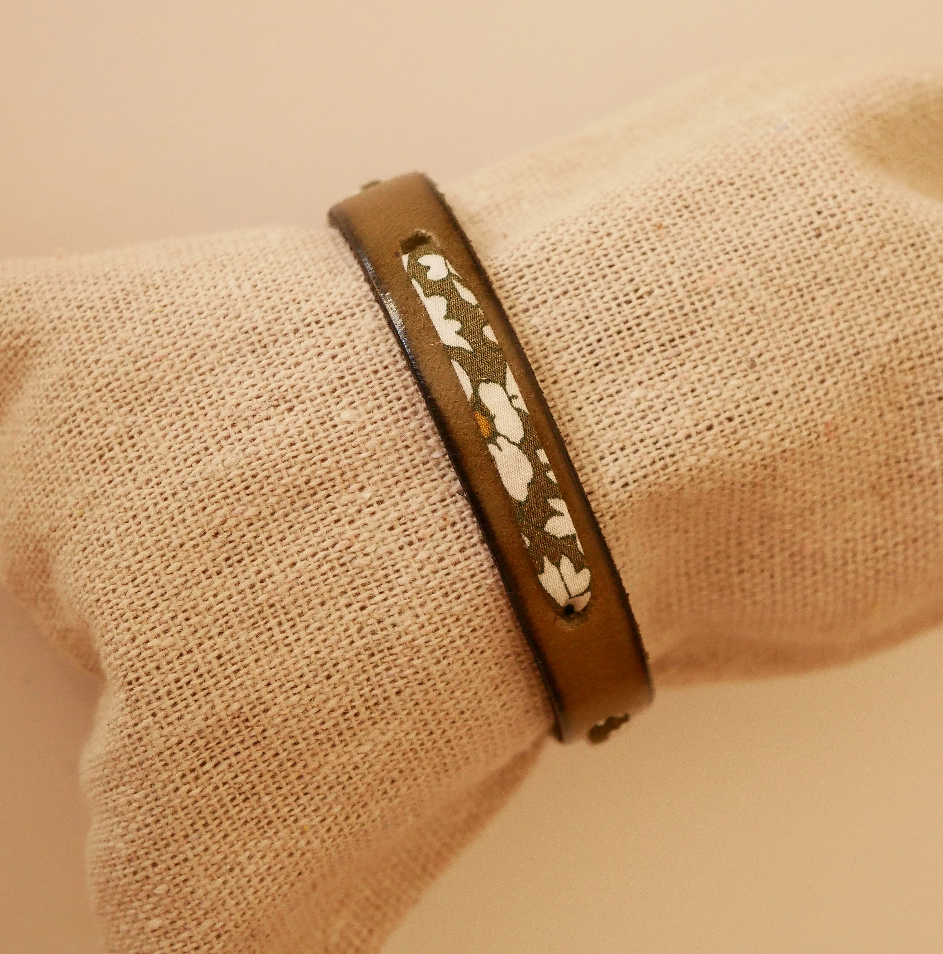 Flor&acirc;me-armb&aring;nd med gr&oslash;nt liberty-b&aring;nd p&aring; limegr&oslash;nt l&aelig;der