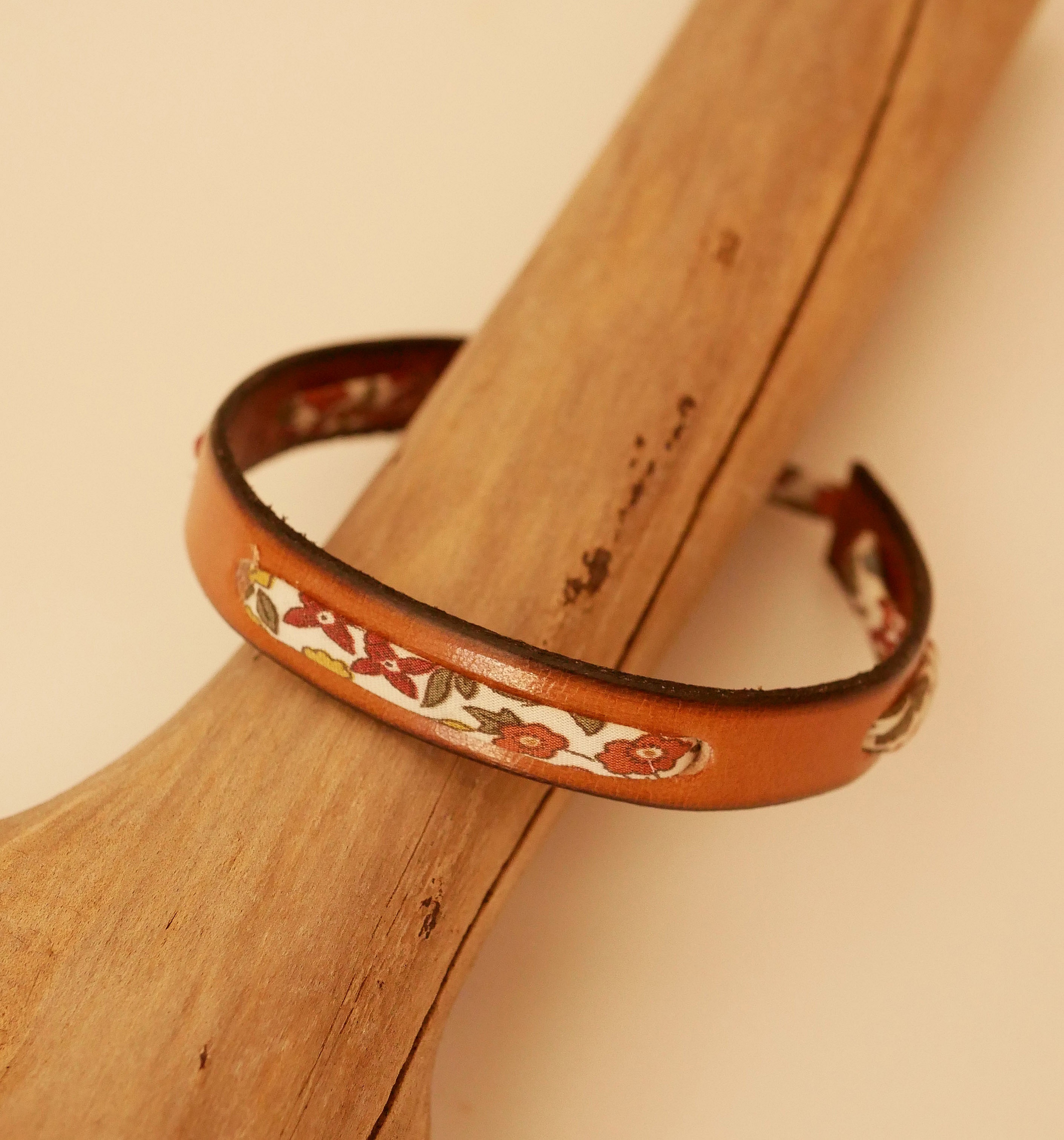 Flor&acirc;me-armb&aring;nd med liberty-b&aring;nd Ava efter&aring;r p&aring; kamell&aelig;der