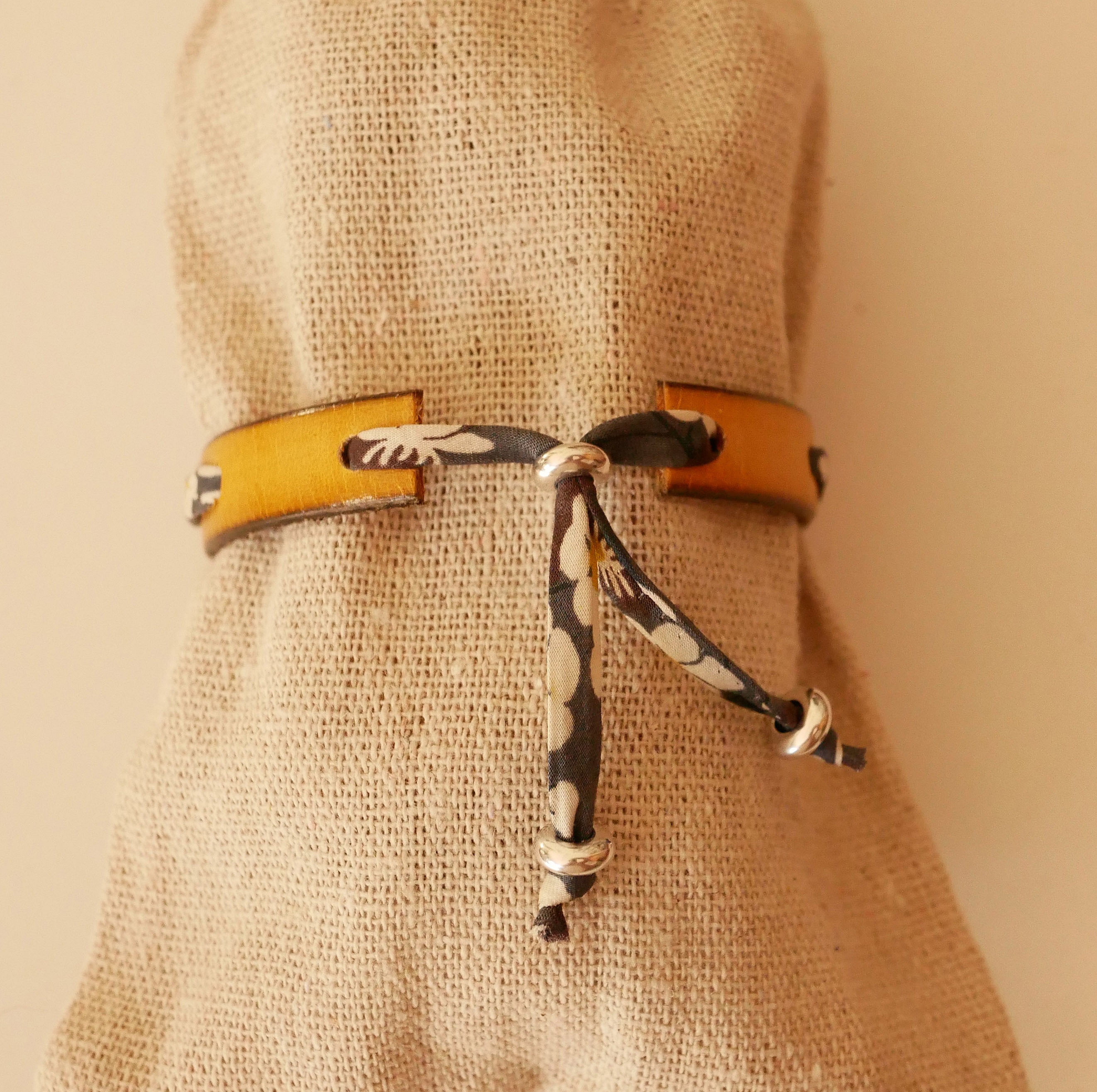 Bracelet Florâme en cuir moutarde et ruban Liberty gris.