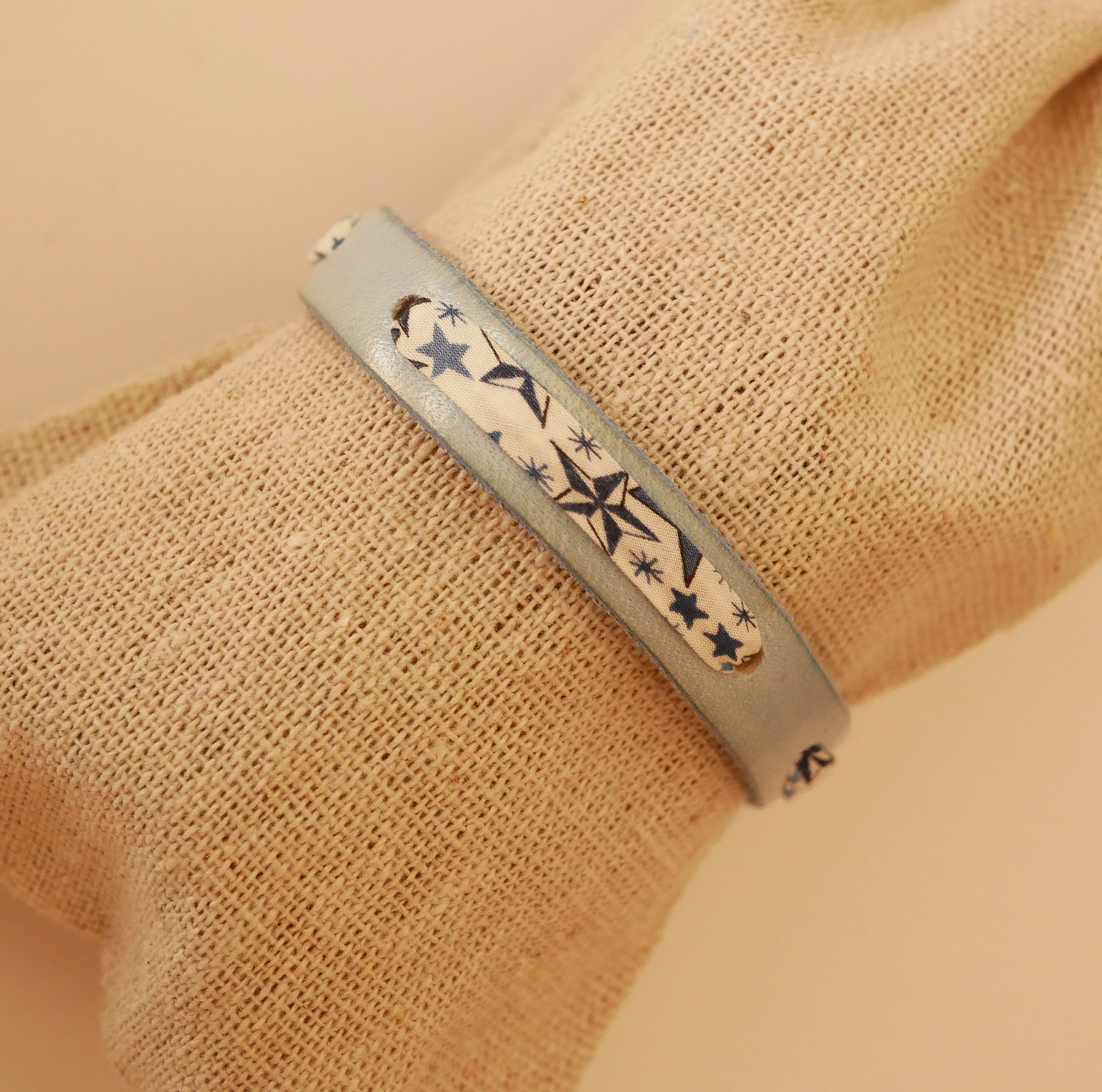 Flor&acirc;me-armb&aring;nd med liberty-b&aring;nd og bl&aring; stjerner p&aring; himmelsk l&aelig;der