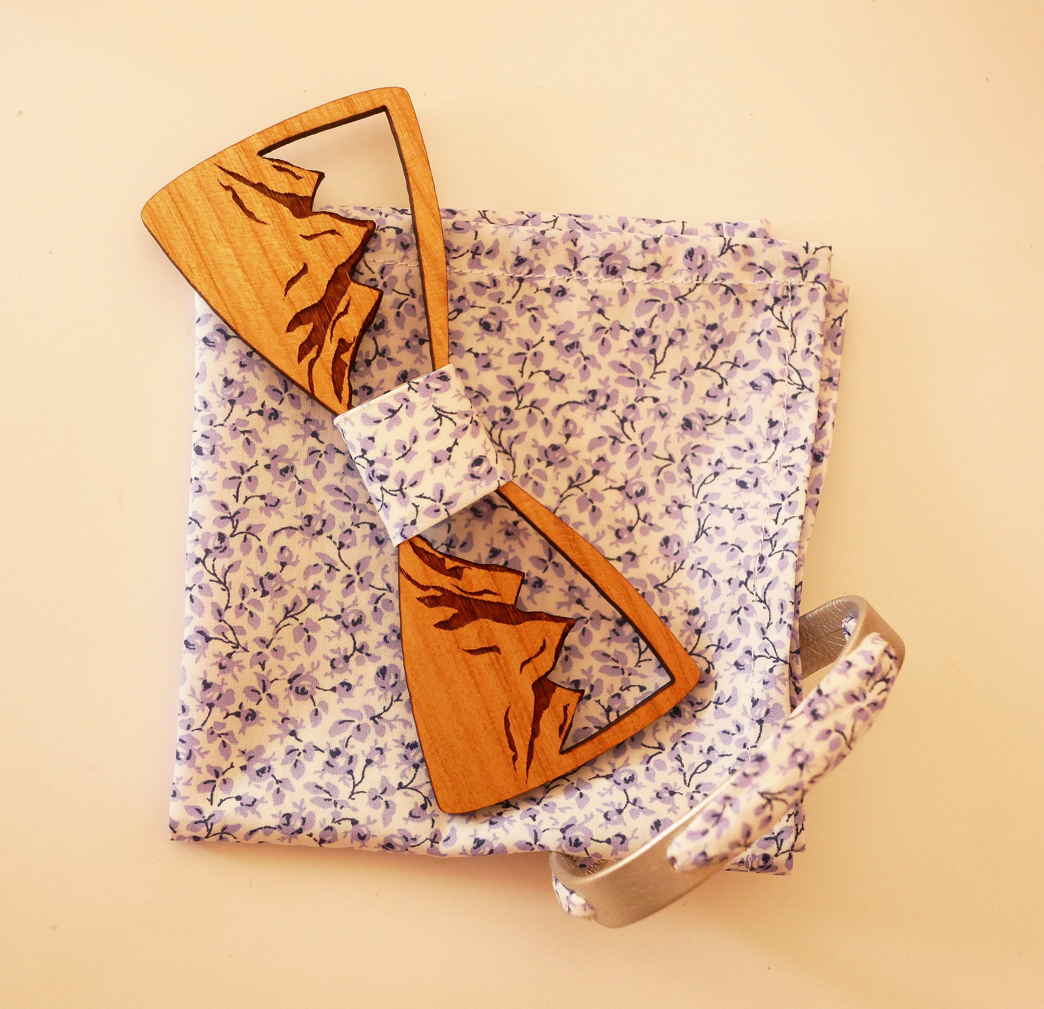 Flor&acirc;me-armb&aring;nd med bl&aring; blomster i liberty-b&aring;nd p&aring; s&oslash;lvfarvet l&aelig;der