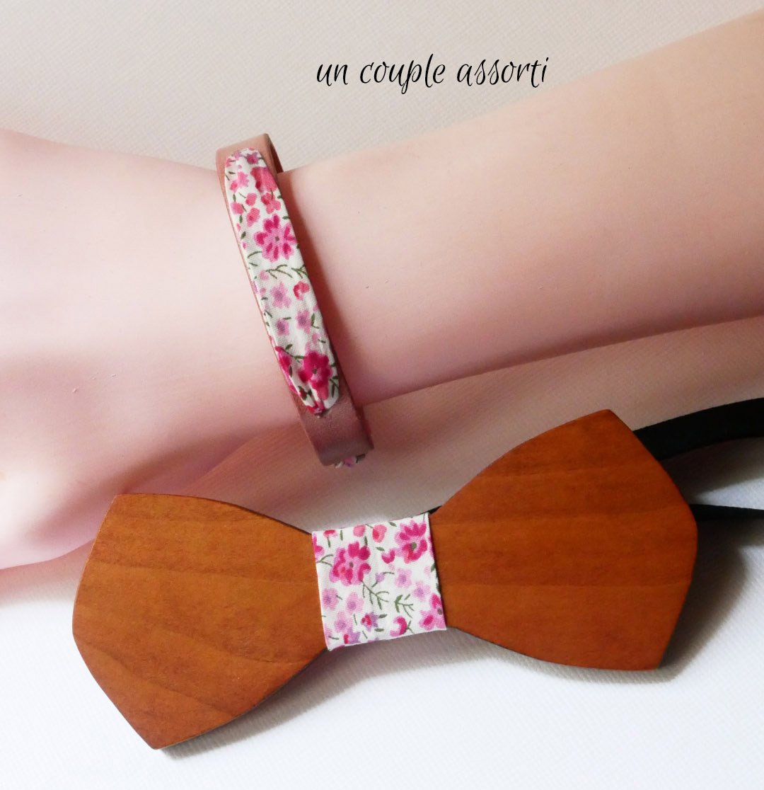 Florâme-armbånd med pink liberty-båndblomster på ældet pink læder