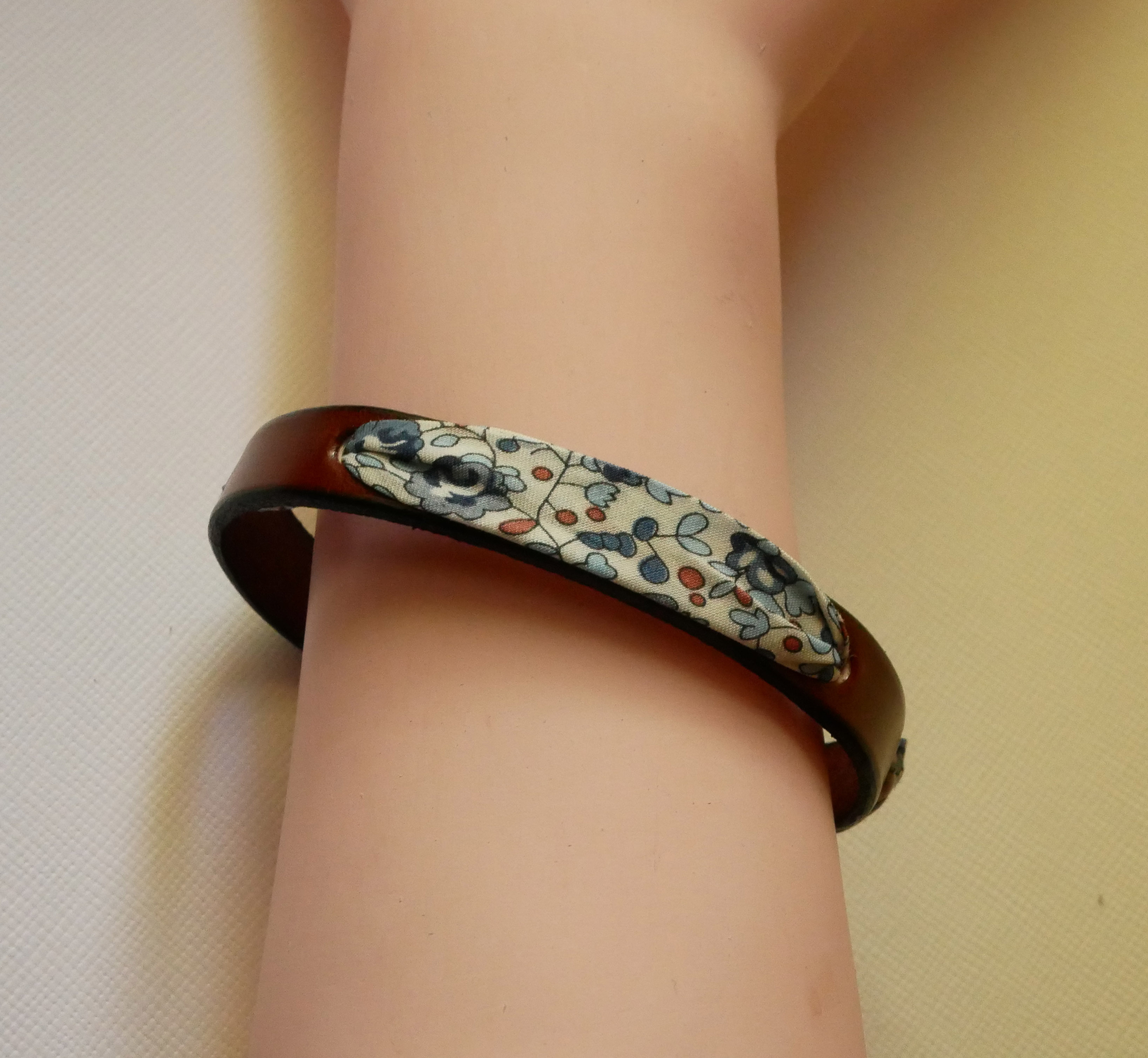 Florâme-armbånd med liberty-bånd Eloïse blå blomster på brunt læder