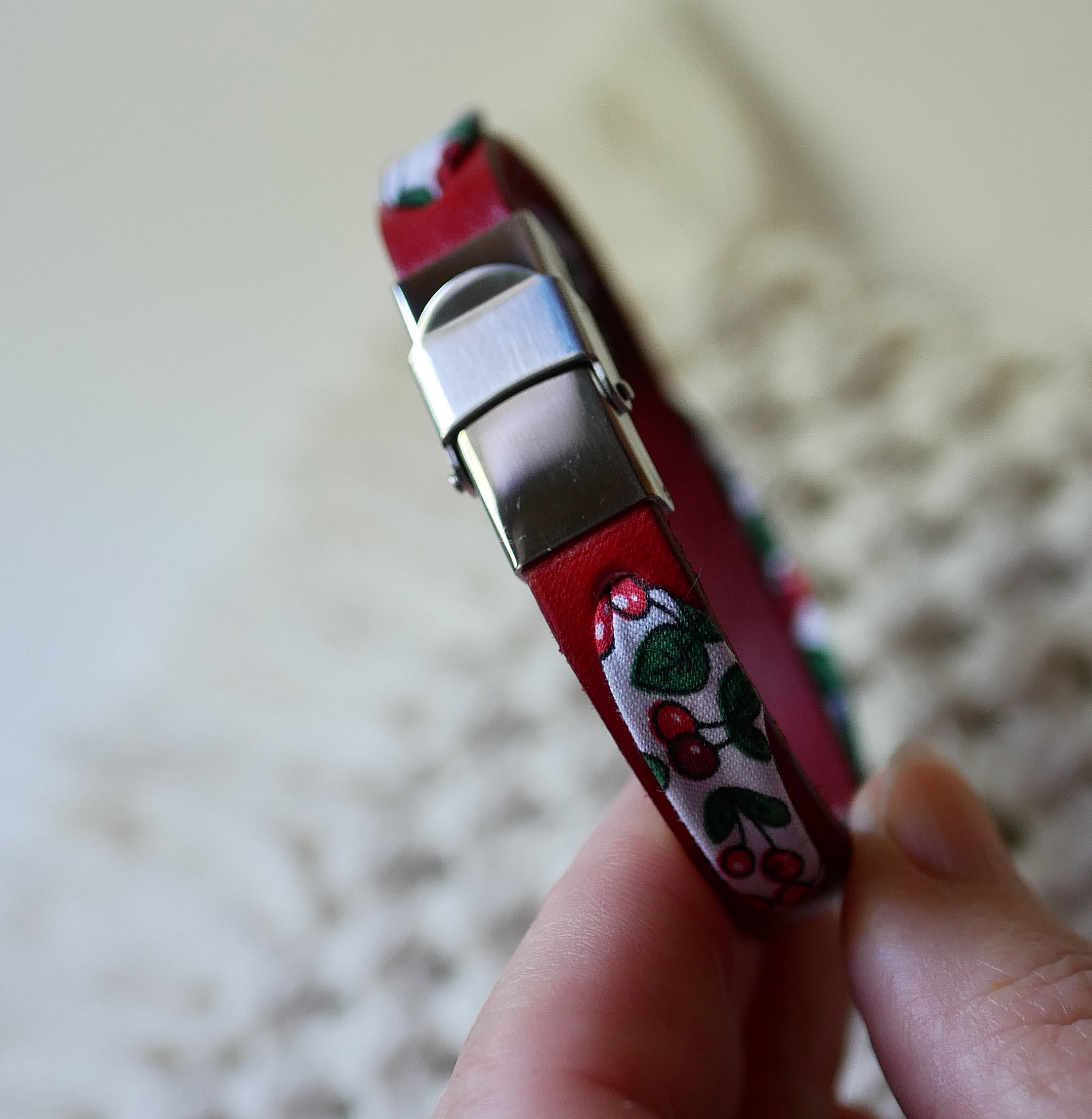 Flor&acirc;me-armb&aring;nd med b&aring;nd af kirseb&aelig;rfrugter p&aring; r&oslash;dt l&aelig;der