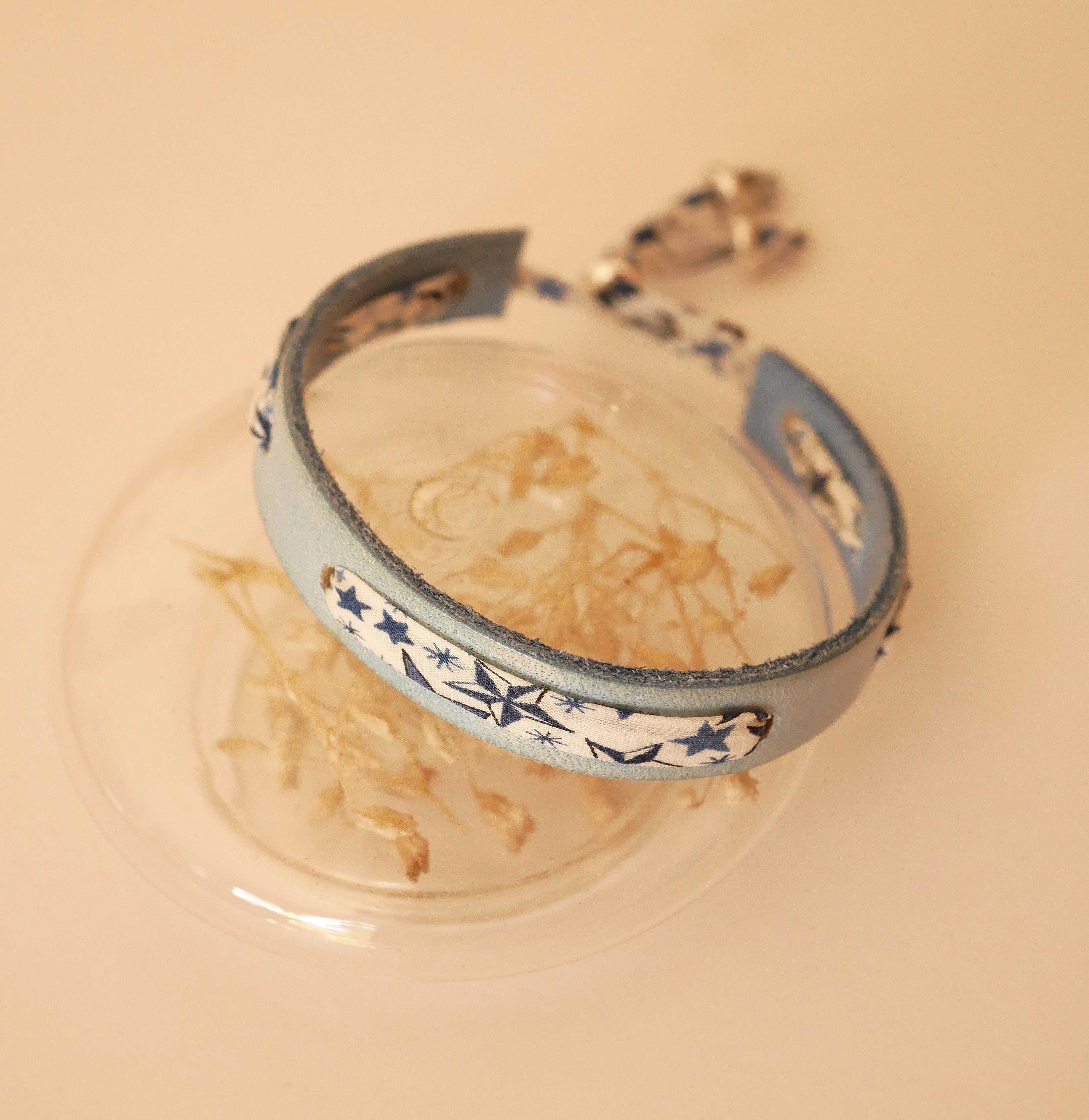 Flor&acirc;me-armb&aring;nd med liberty-b&aring;nd og bl&aring; stjerner p&aring; himmelsk l&aelig;der