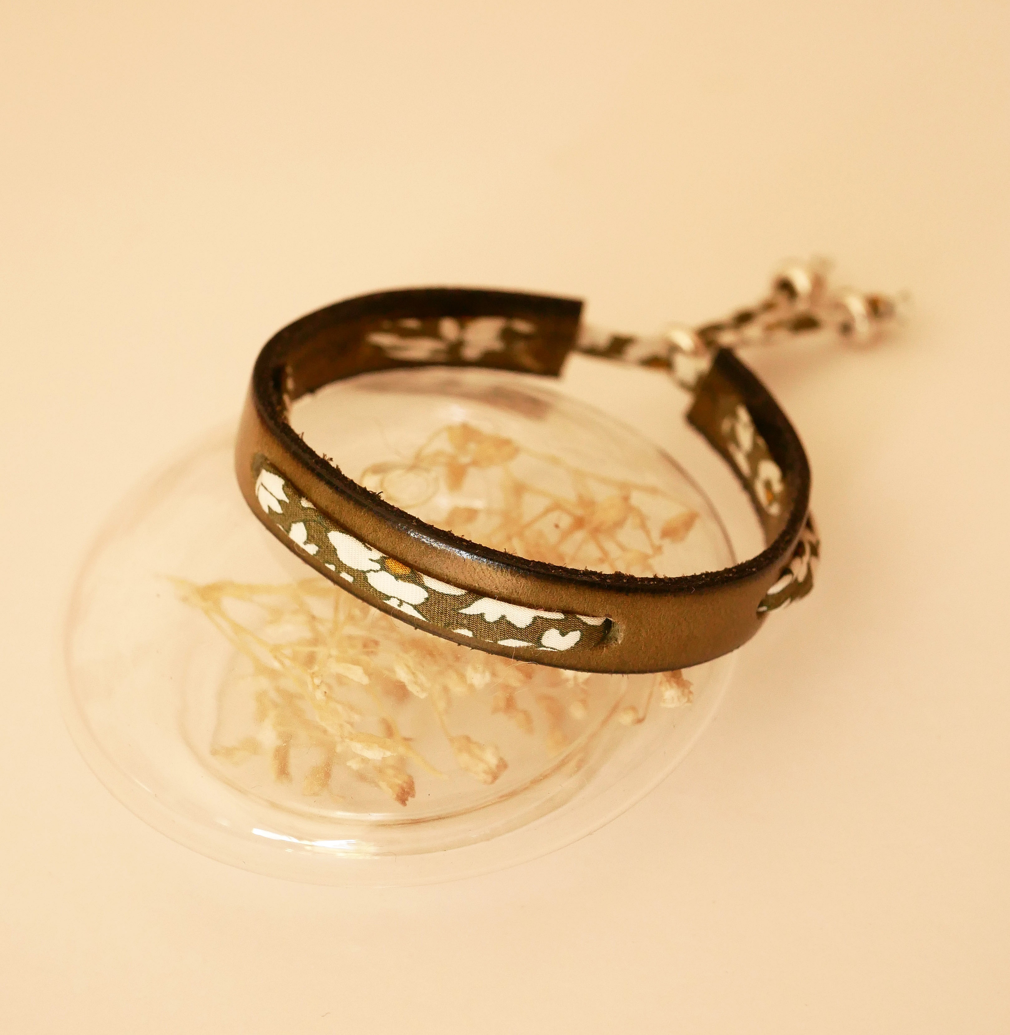 Flor&acirc;me-armb&aring;nd med gr&oslash;nt liberty-b&aring;nd p&aring; limegr&oslash;nt l&aelig;der