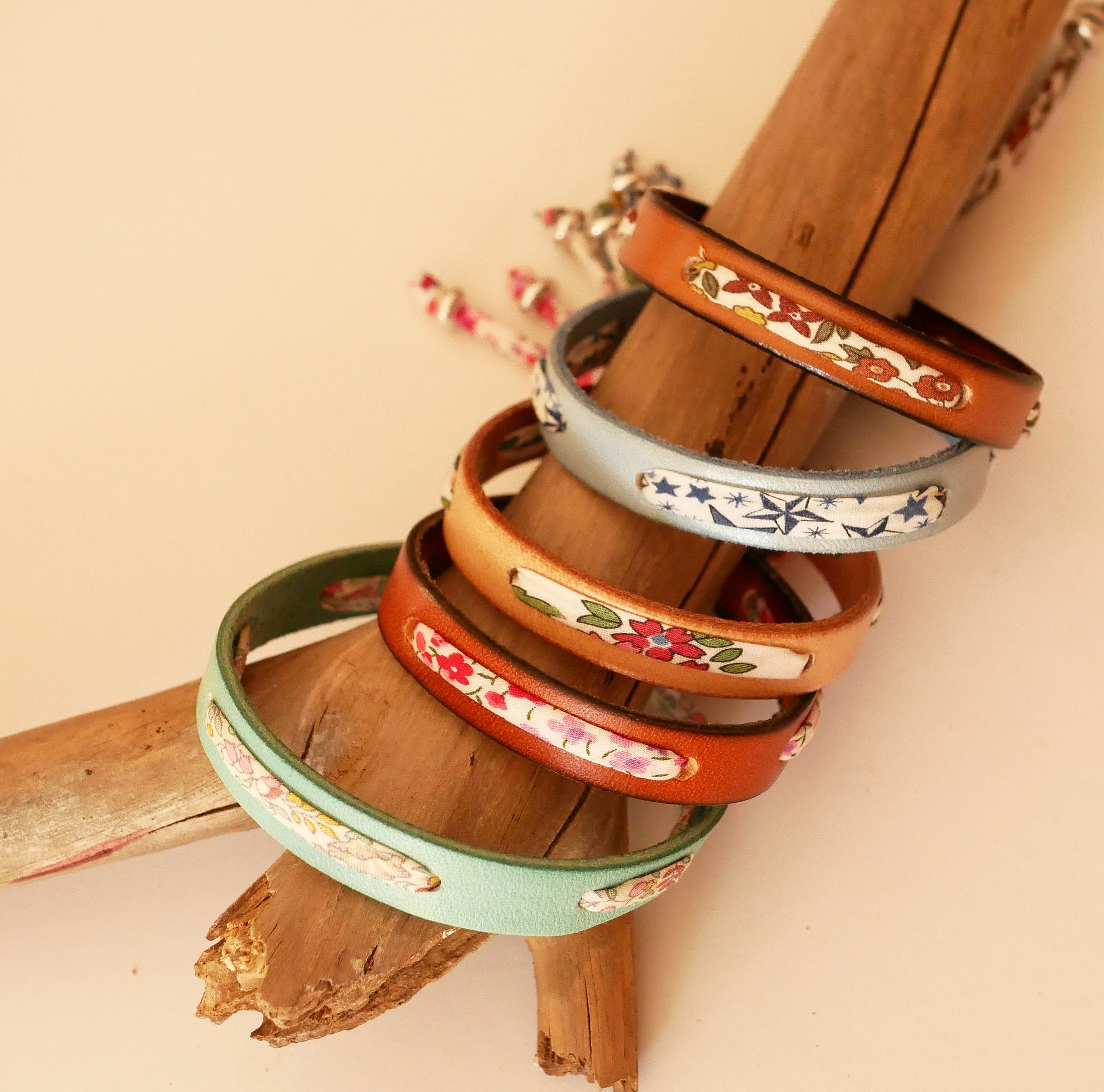 Flor&acirc;me-armb&aring;nd med pastelfarvet liberty-b&aring;nd p&aring; celadongr&oslash;nt l&aelig;der