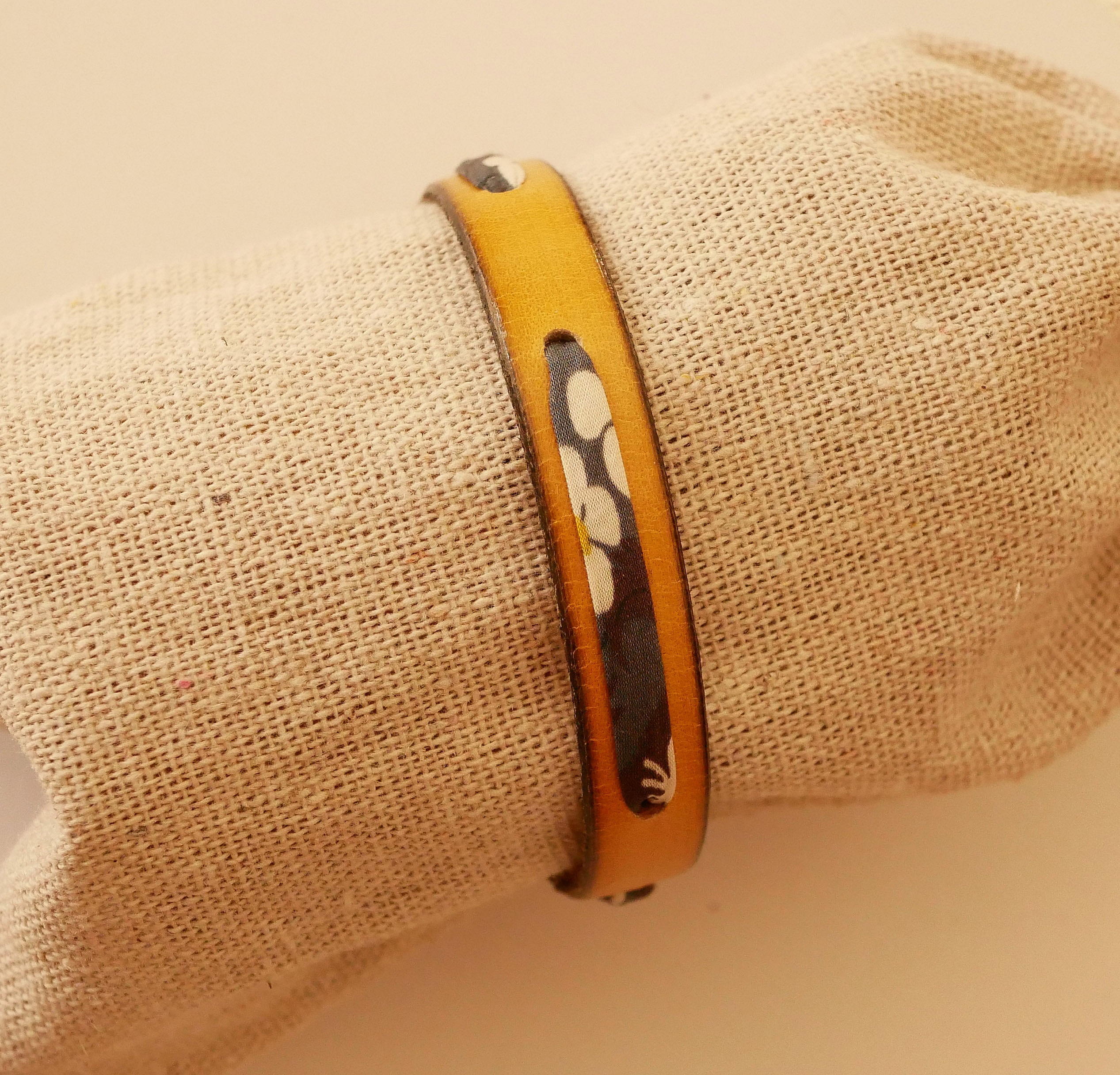 Bracelet en cuir moutarde et ruban Liberty Mitsi gris.