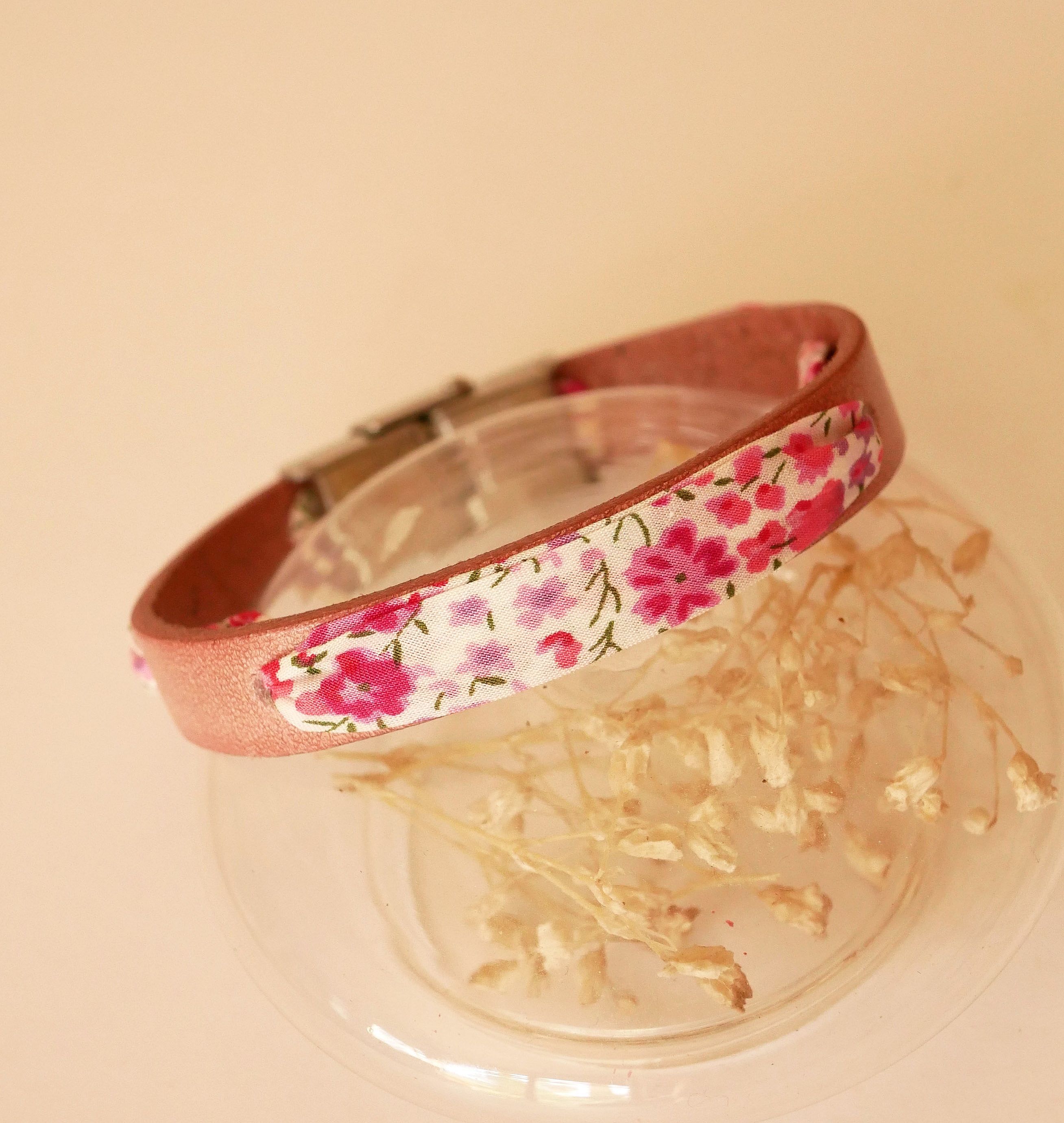 Flor&acirc;me-armb&aring;nd med pink liberty-b&aring;ndblomster p&aring; &aelig;ldet pink l&aelig;der