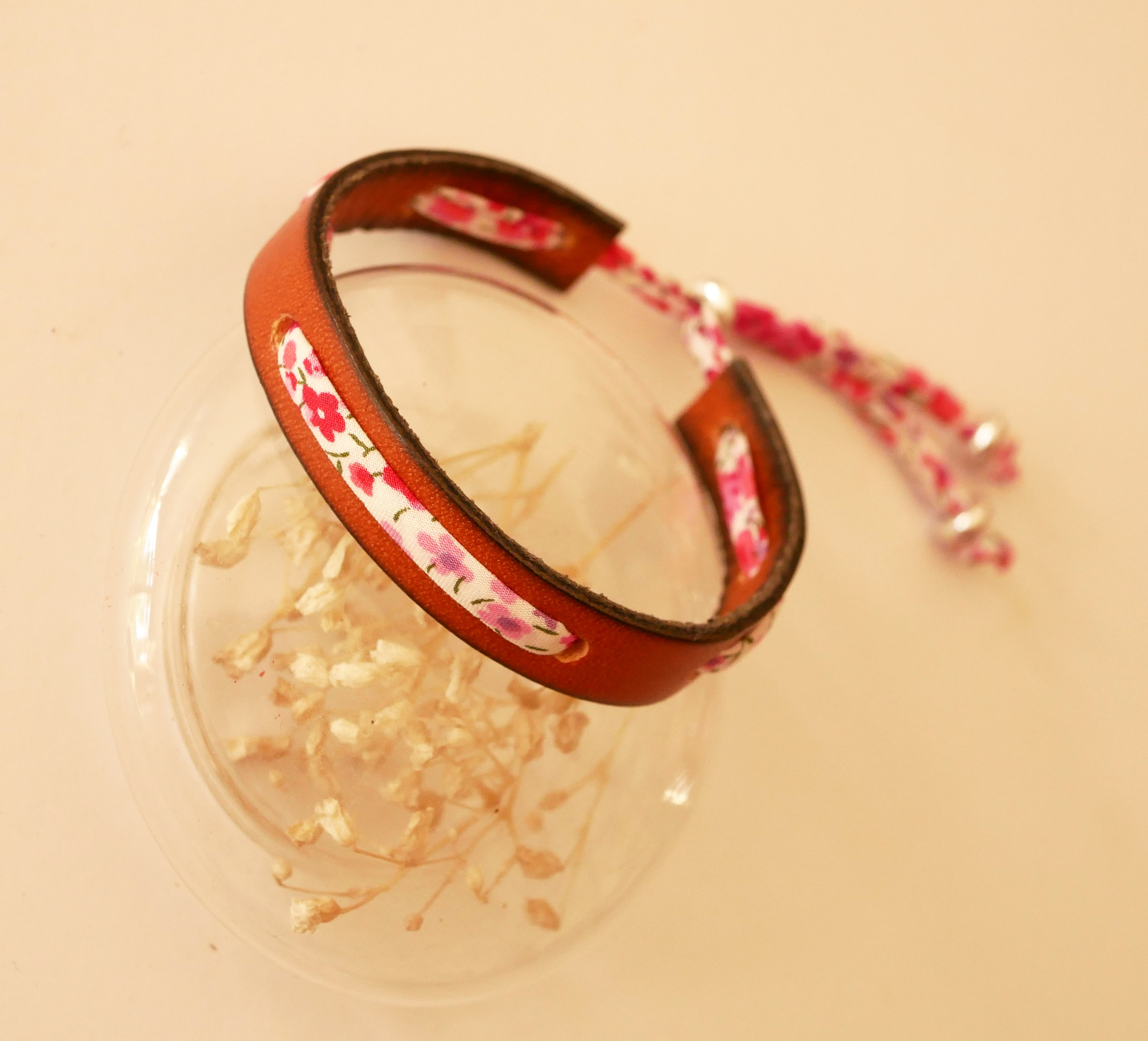 Florâme-armbånd med Phoebe Rose liberty-bånd på brunt læder