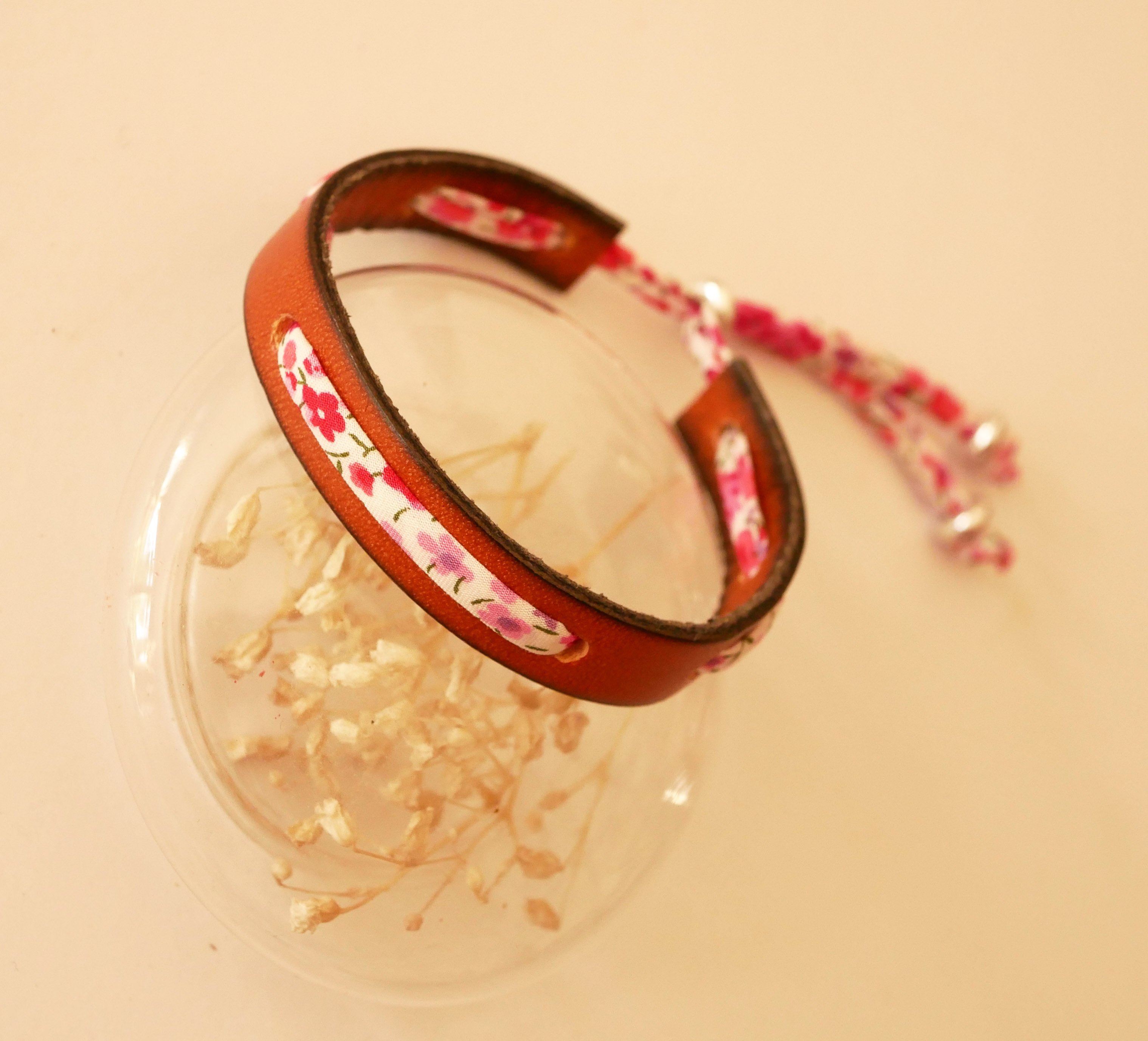 Florâme-armbånd med Phoebe Rose liberty-bånd på brunt læder