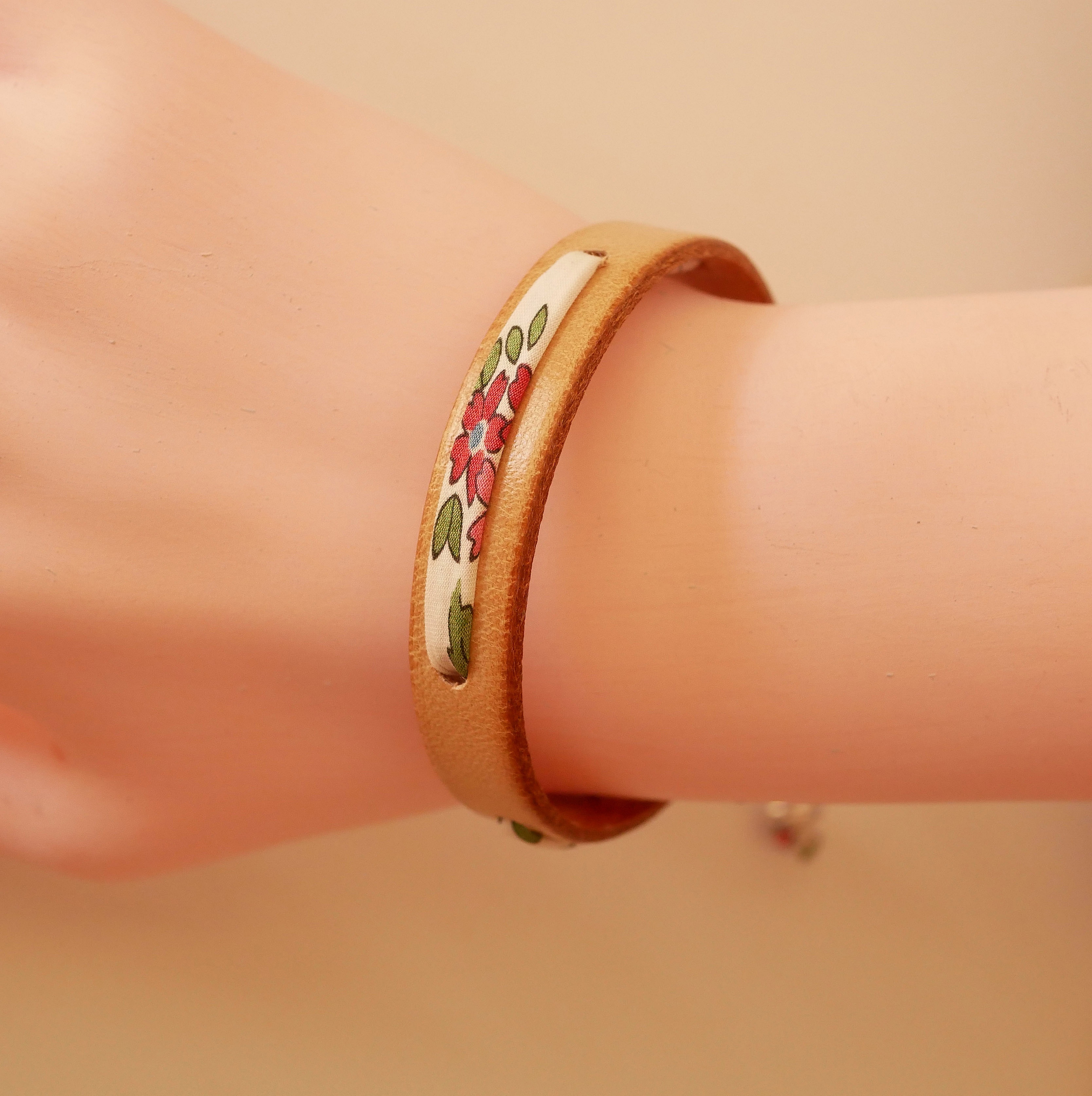 Flor&acirc;me jordb&aelig;r liberty b&aring;nd armb&aring;nd p&aring; naturl&aelig;der