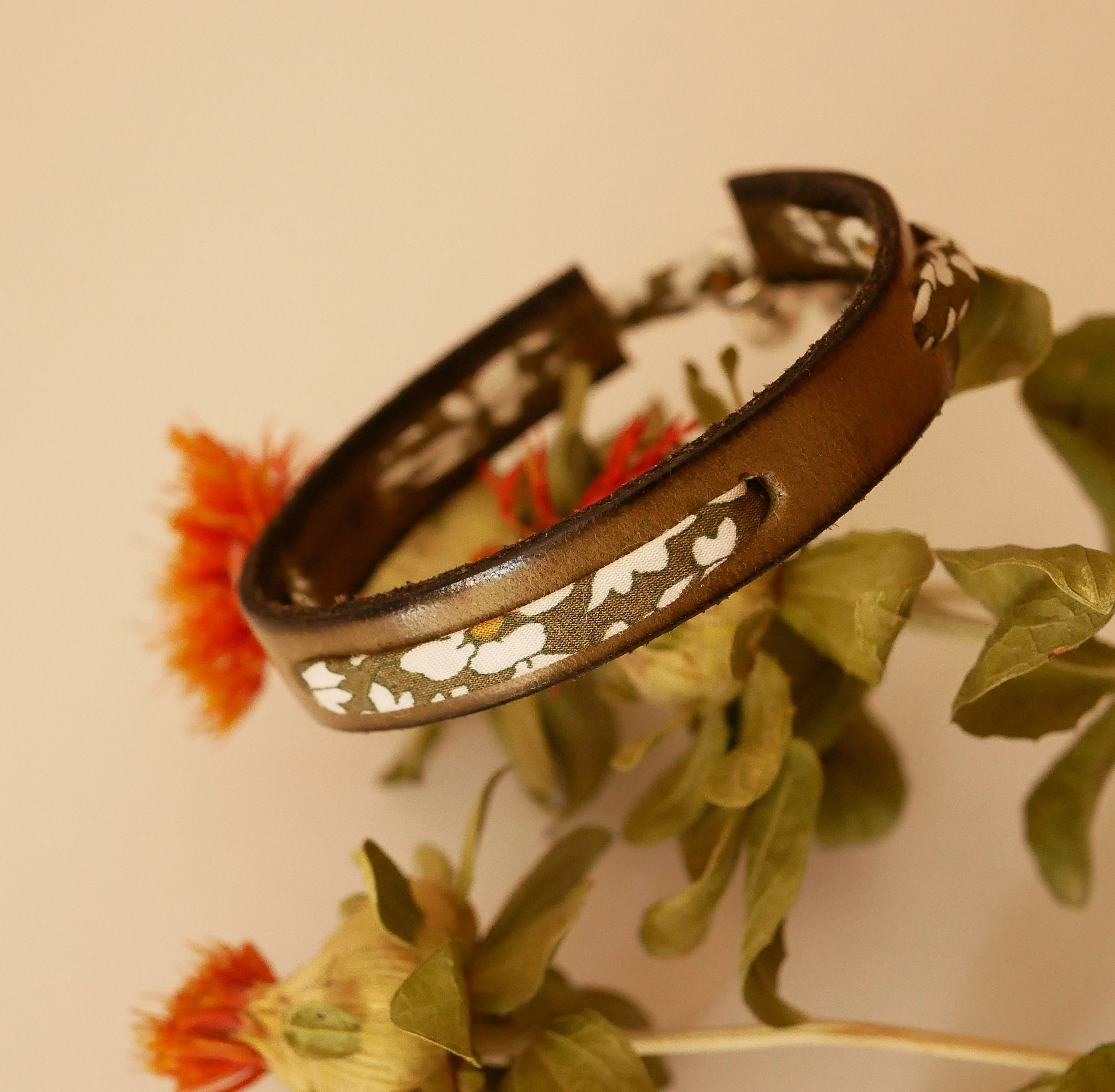 Flor&acirc;me-armb&aring;nd med gr&oslash;nt liberty-b&aring;nd p&aring; limegr&oslash;nt l&aelig;der