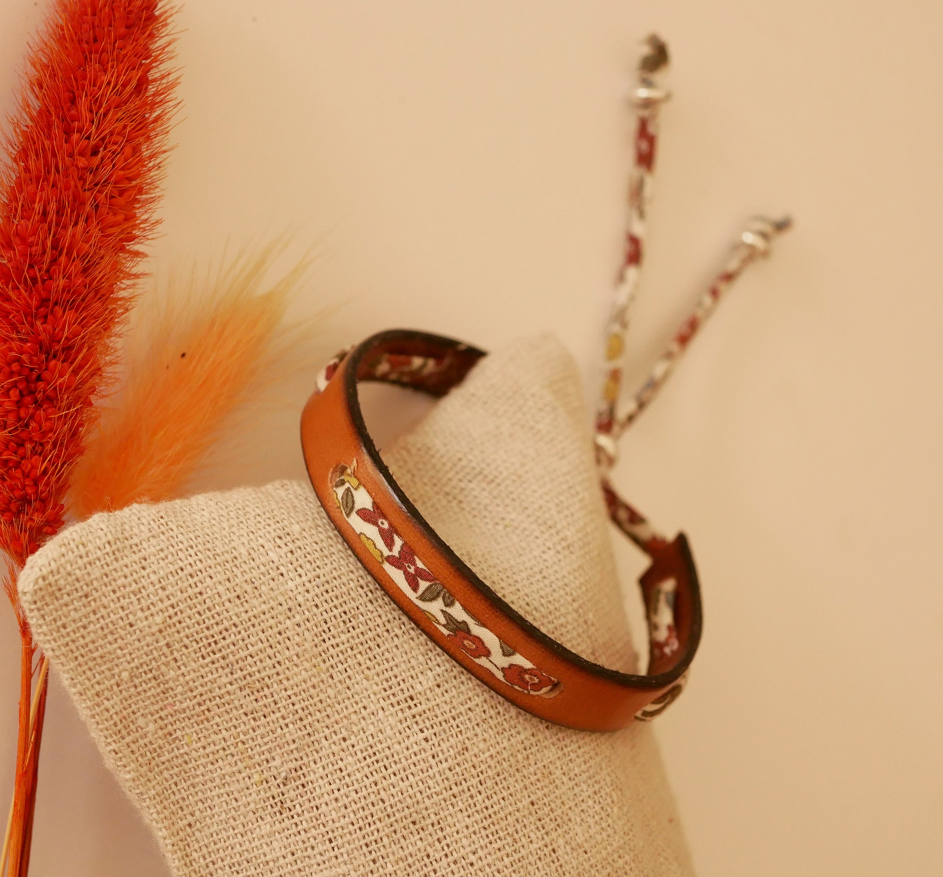 Flor&acirc;me-armb&aring;nd med liberty-b&aring;nd Ava efter&aring;r p&aring; kamell&aelig;der