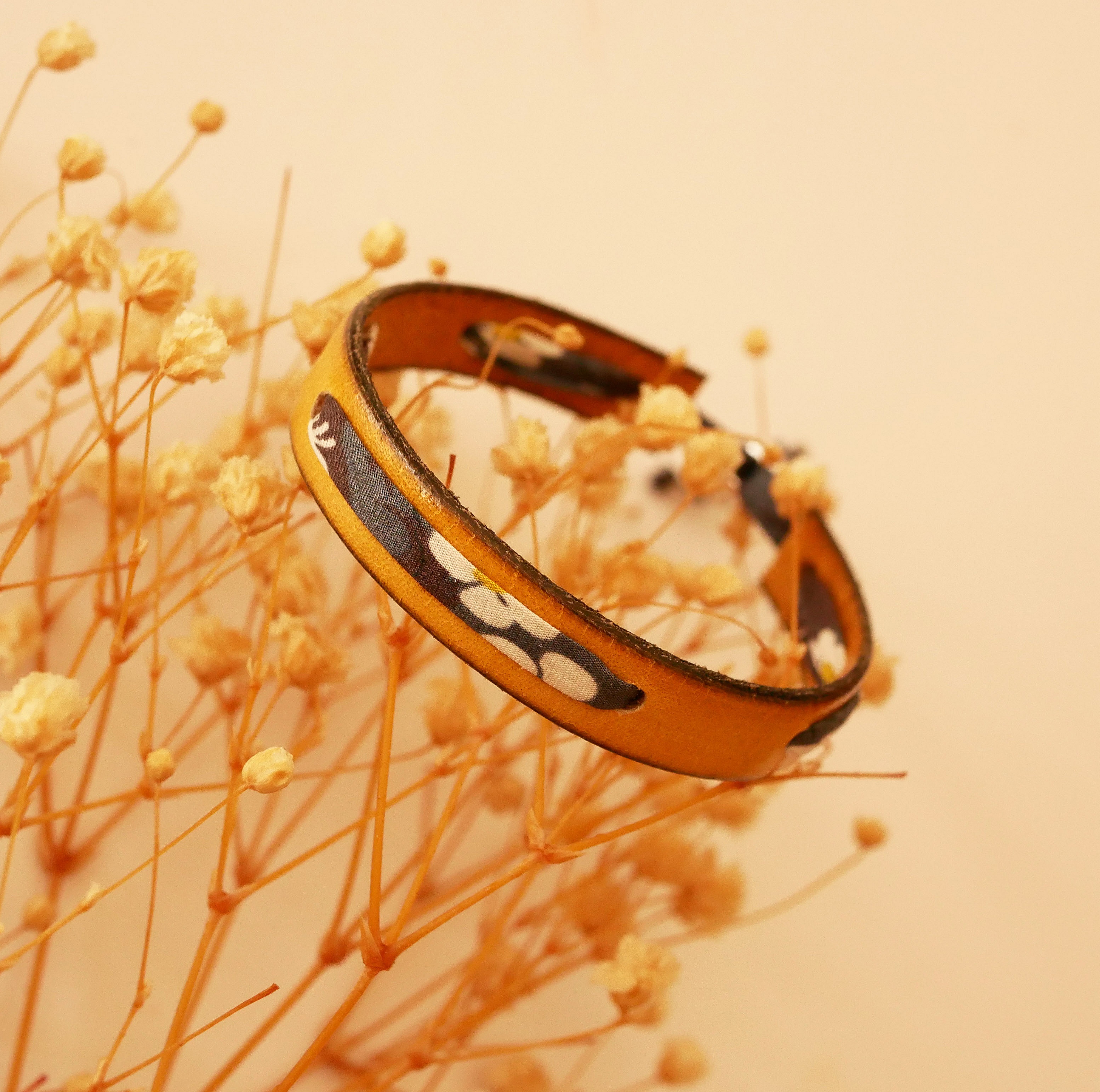 Bracelet Florâme en cuir moutarde et ruban Liberty gris.