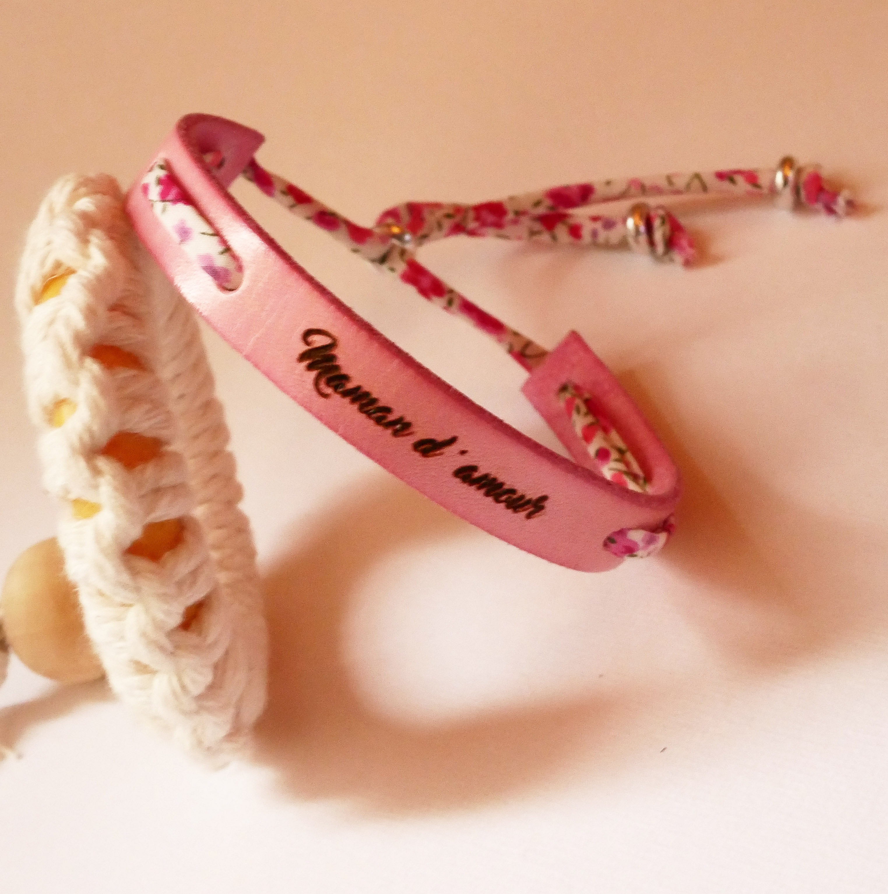Bracelet Florâme personnalisable en cuir rose et cordon Liberty.