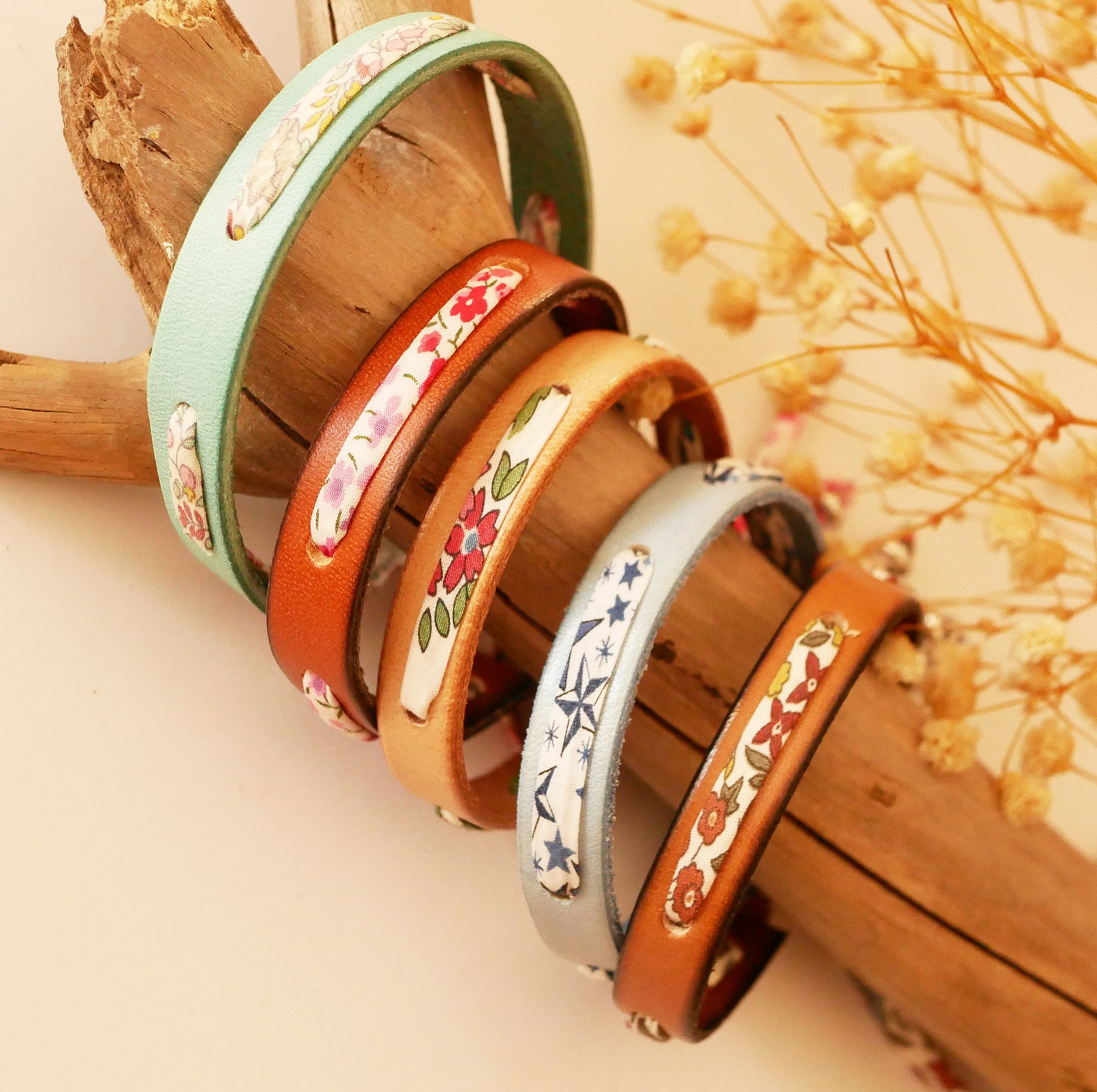 Flor&acirc;me-armb&aring;nd, der kan g&oslash;res personligt med Liberty-snor og l&aelig;derfarve