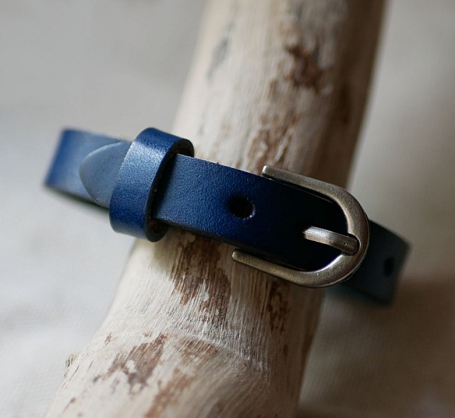 Bracelet homme en cuir bleu avec boucle métallique personnalisable.