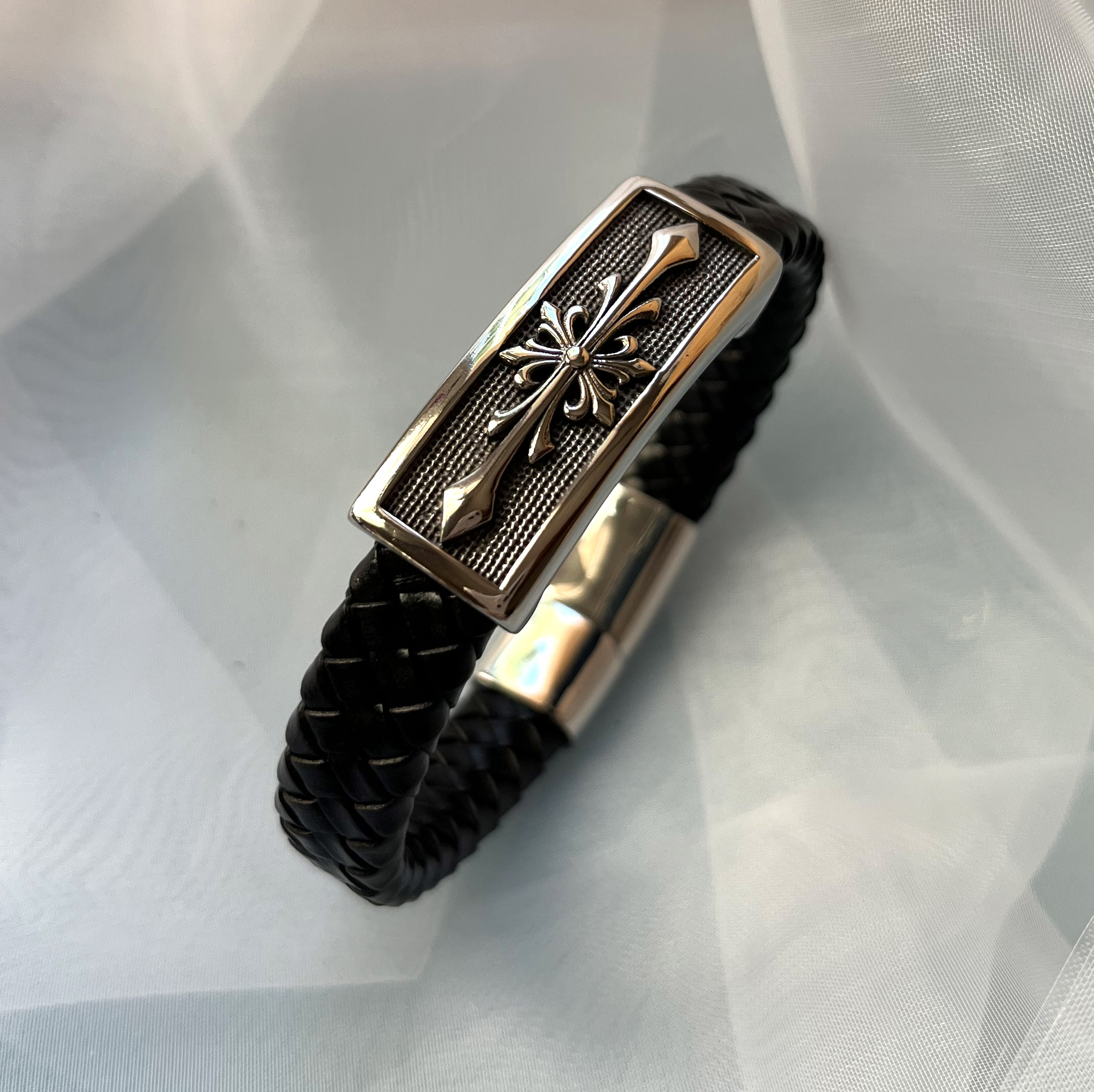 Bracelet homme cuir noir tressé décor croix stylisée