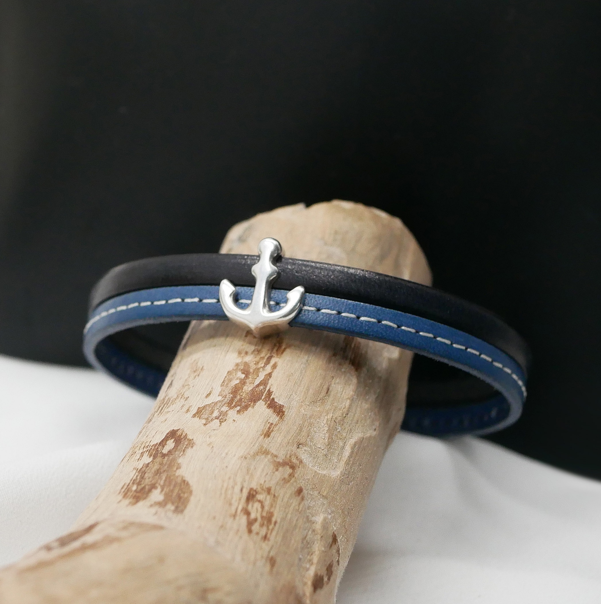 Bracelet homme en cuir bleu et noir avec ancre marine.