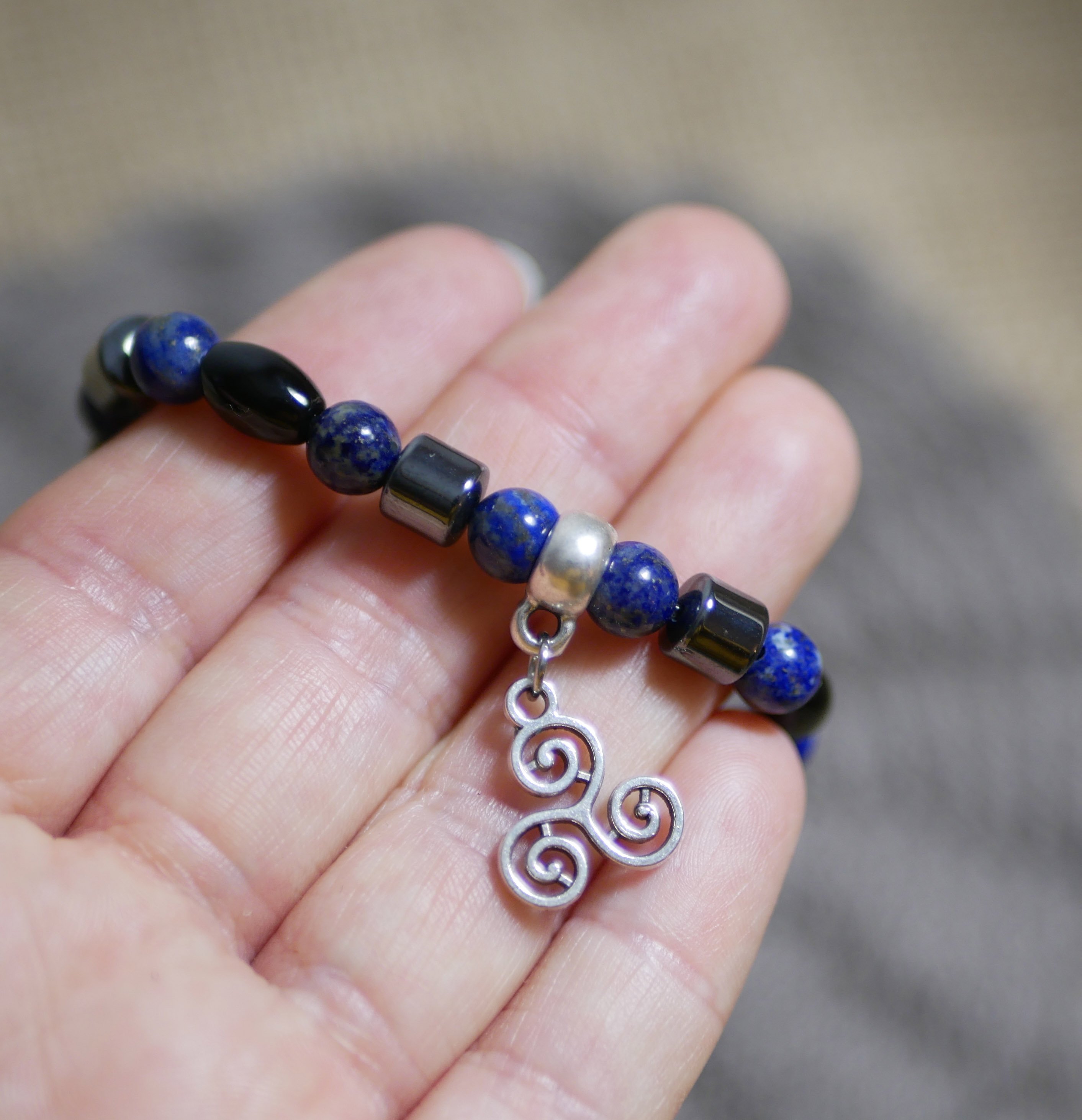 Herrearmb&aring;nd i Black Blue-perler og vedh&aelig;ng efter eget valg