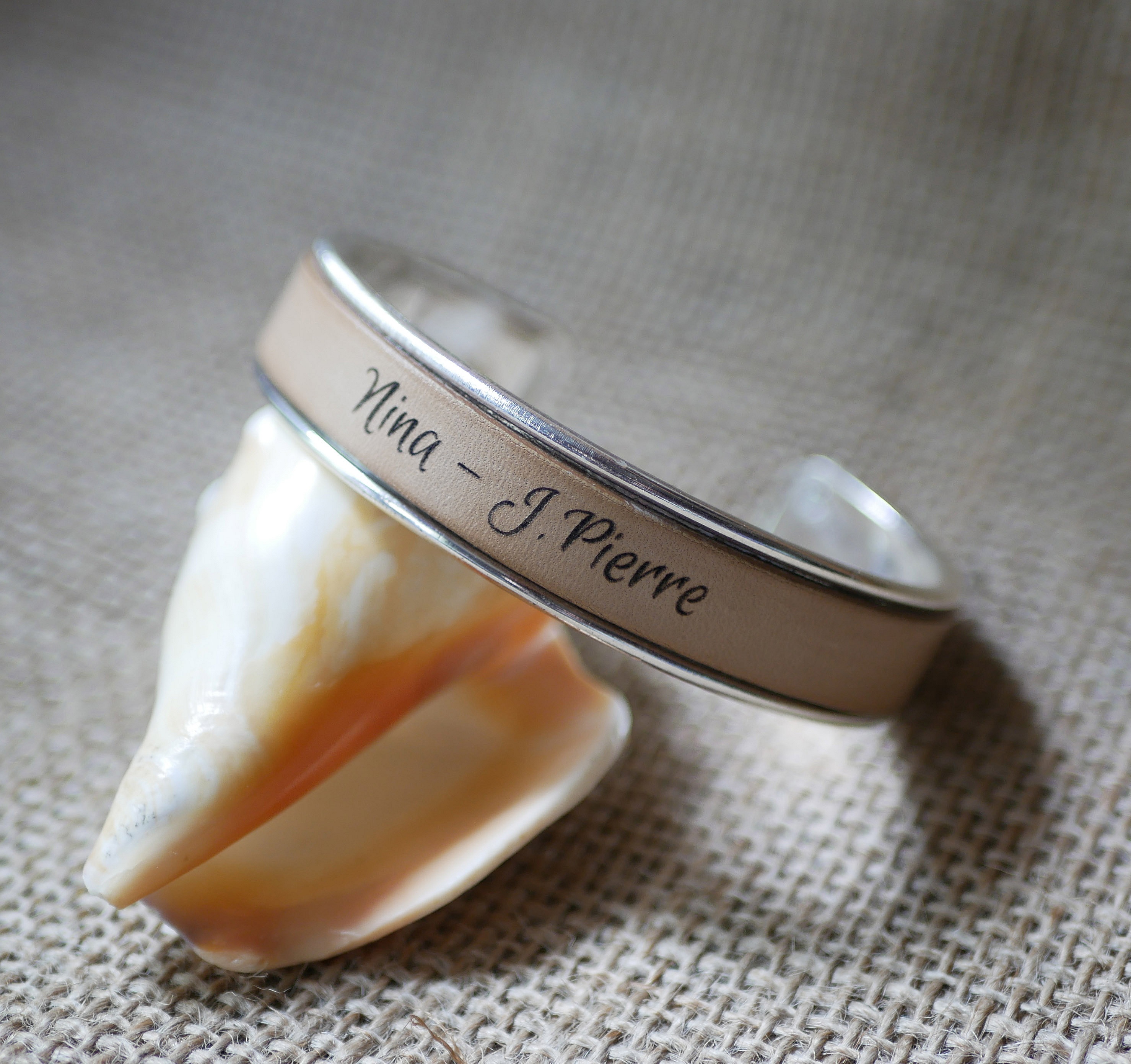 Bracelet jonc personnalisable en cuir et métal gravé.