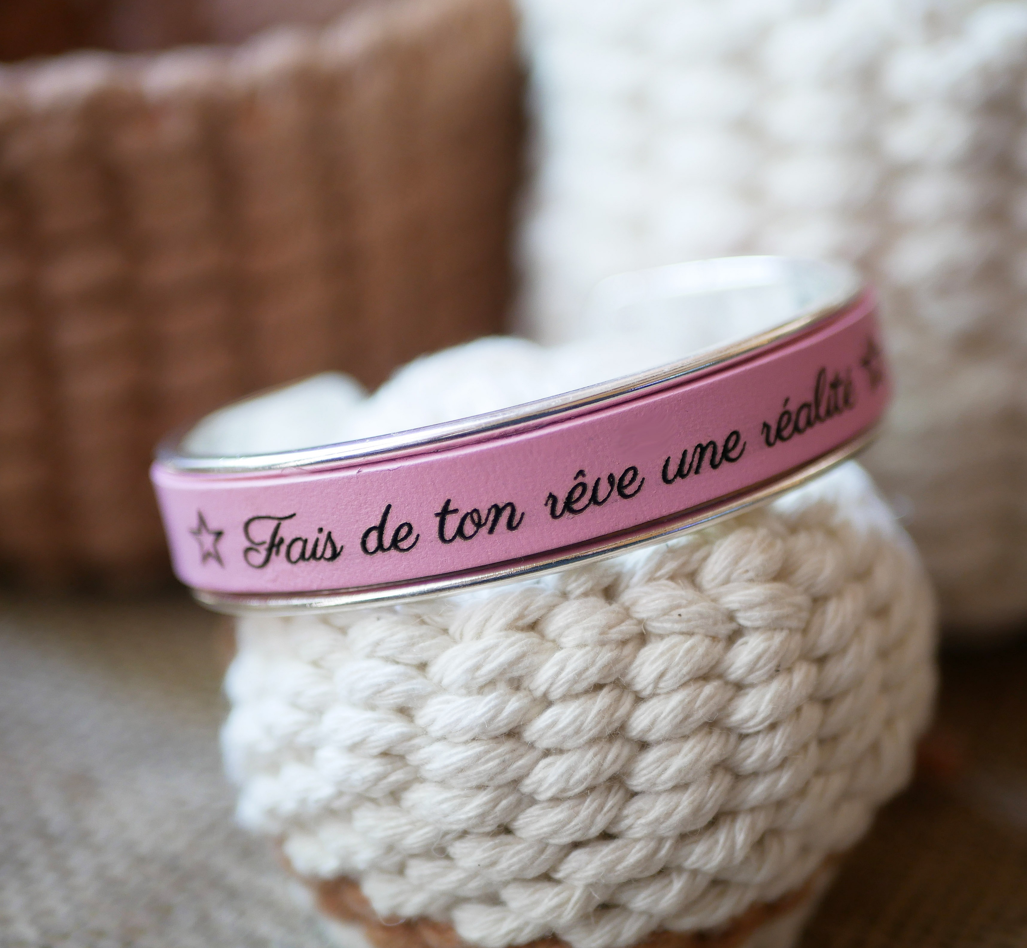 Bracelet jonc rose personnalisable avec gravure inspirante.