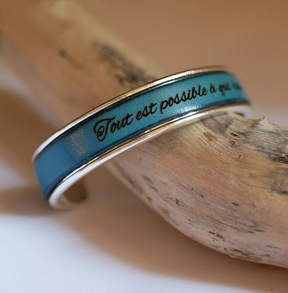 Bracelet personnalisable en cuir bleu avec message gravé.