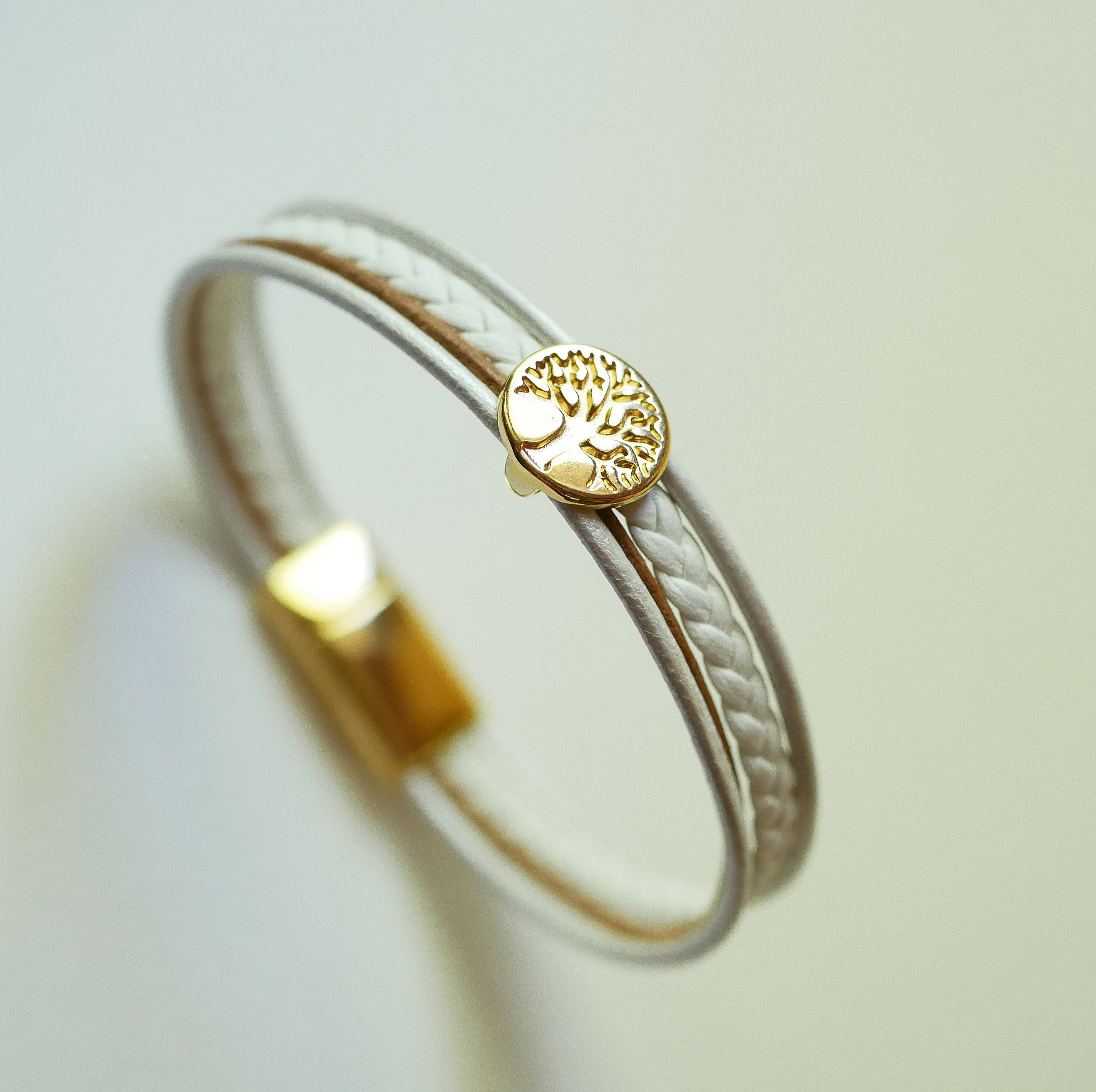 Manchetarmb&aring;nd i hvidt og guld med cabochon af livets tr&aelig;