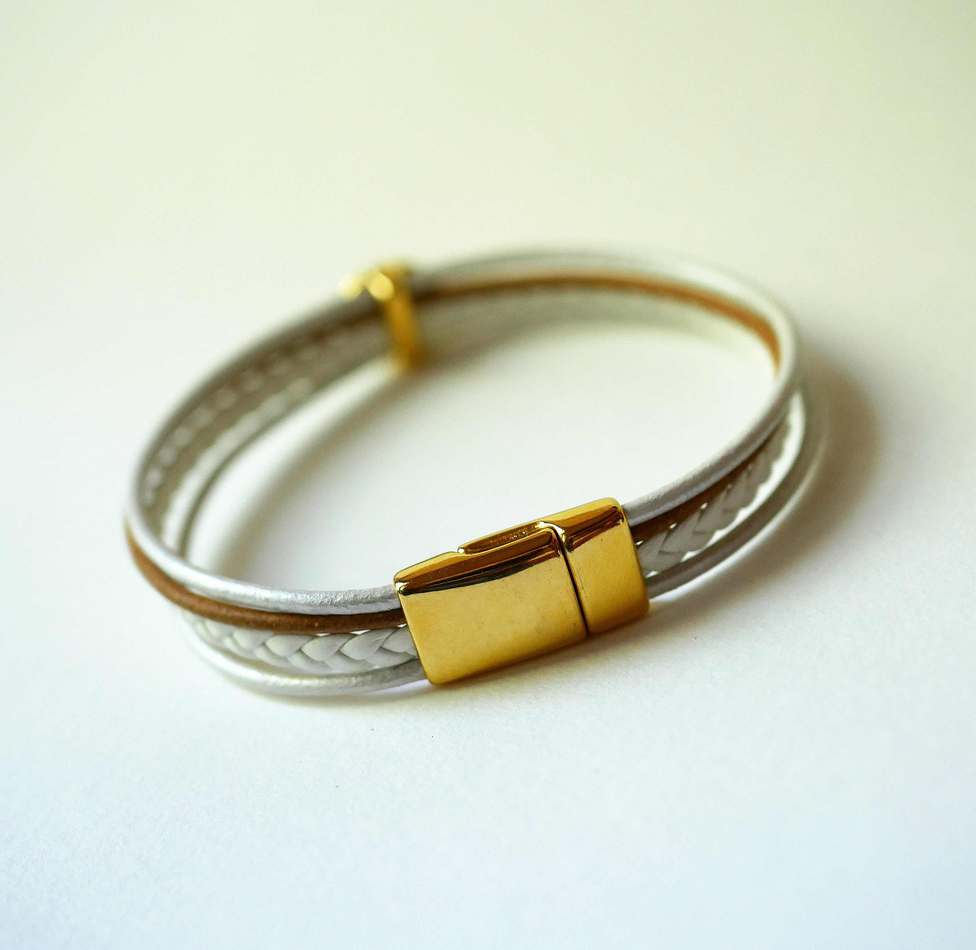 Manchetarmb&aring;nd i hvidt og guld med cabochon af livets tr&aelig;