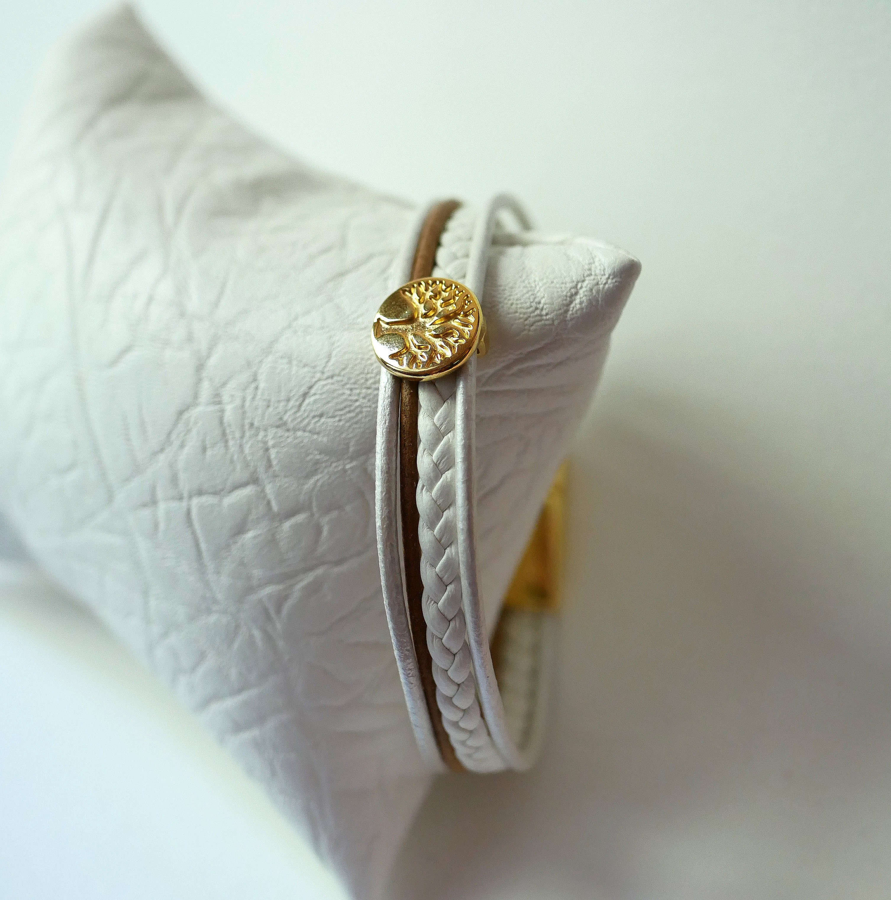 Manchetarmb&aring;nd i hvidt og guld med cabochon af livets tr&aelig;