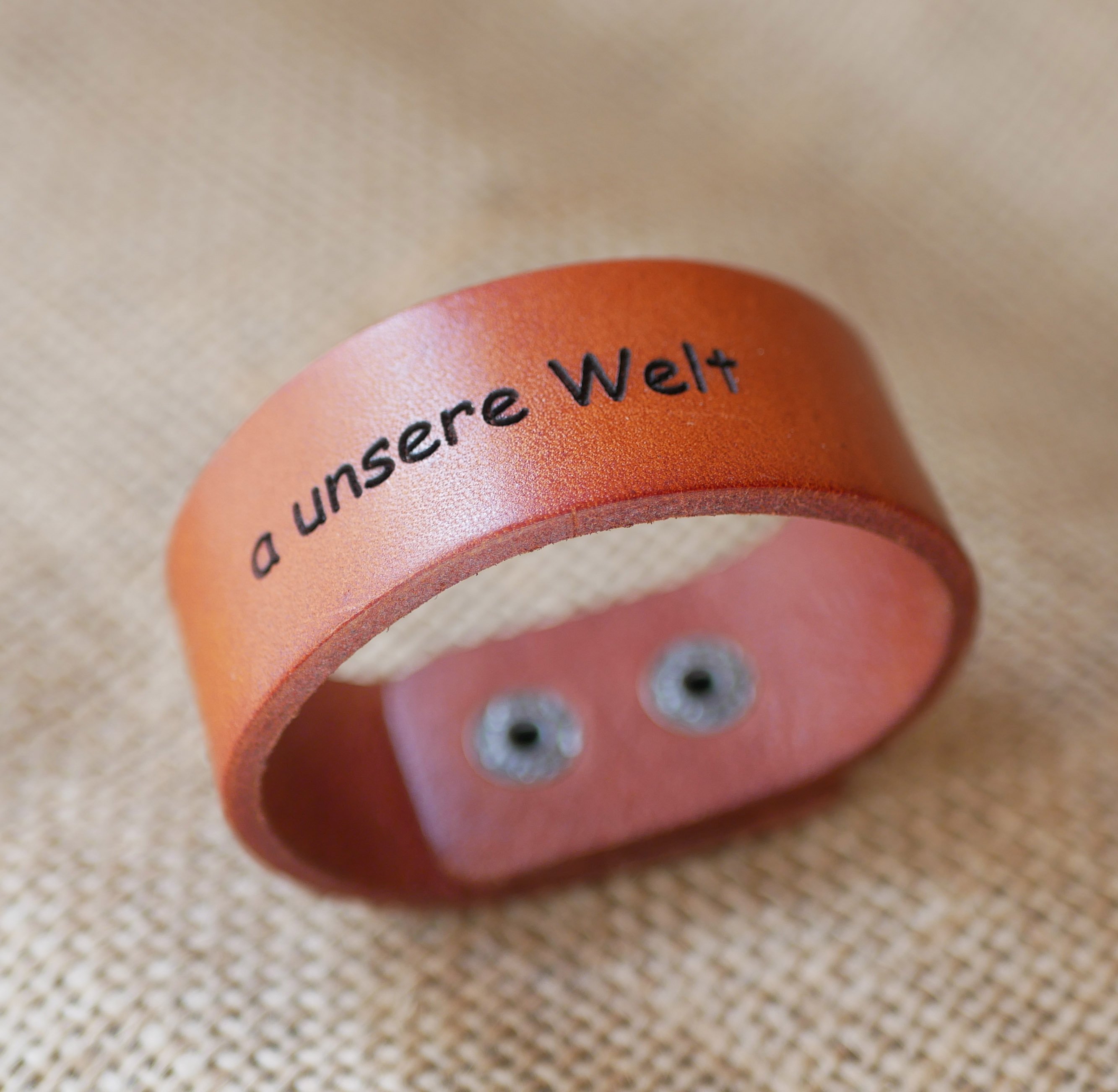 Specialindgraveret manchetarmb&aring;nd i Camel-l&aelig;der