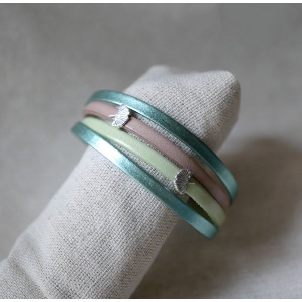 L&aelig;dermanchetarmb&aring;nd med Ginkgo-design, der kan personligg&oslash;res 