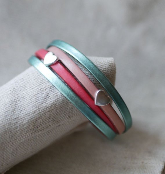 L&aelig;dermanchetarmb&aring;nd med hjerter til personlig tilpasning 