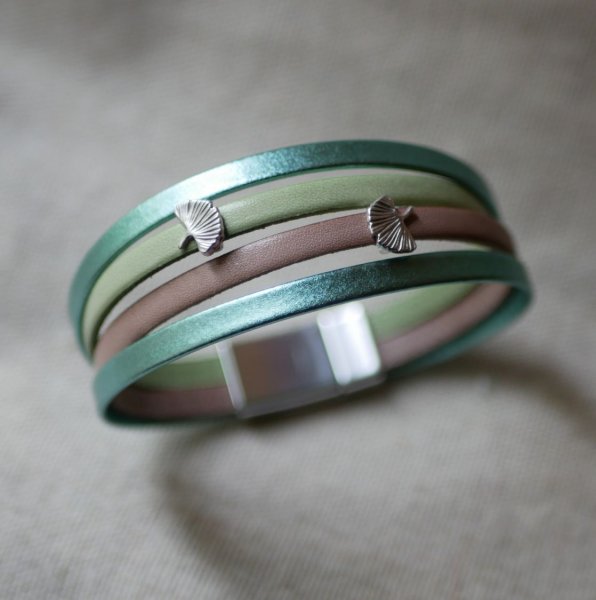 L&aelig;dermanchetarmb&aring;nd med Ginkgo-design, der kan personligg&oslash;res 