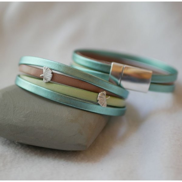 L&aelig;dermanchetarmb&aring;nd med Ginkgo-design, der kan personligg&oslash;res 