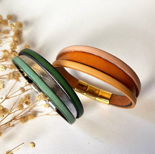 Tofarvet l&aelig;dermanchetarmb&aring;nd til kvinder med skjult indgraveret besked