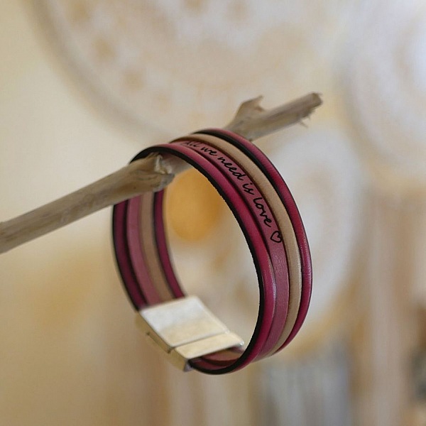 Bracelet manchette multi cuir personnalisable avec message grav&eacute;