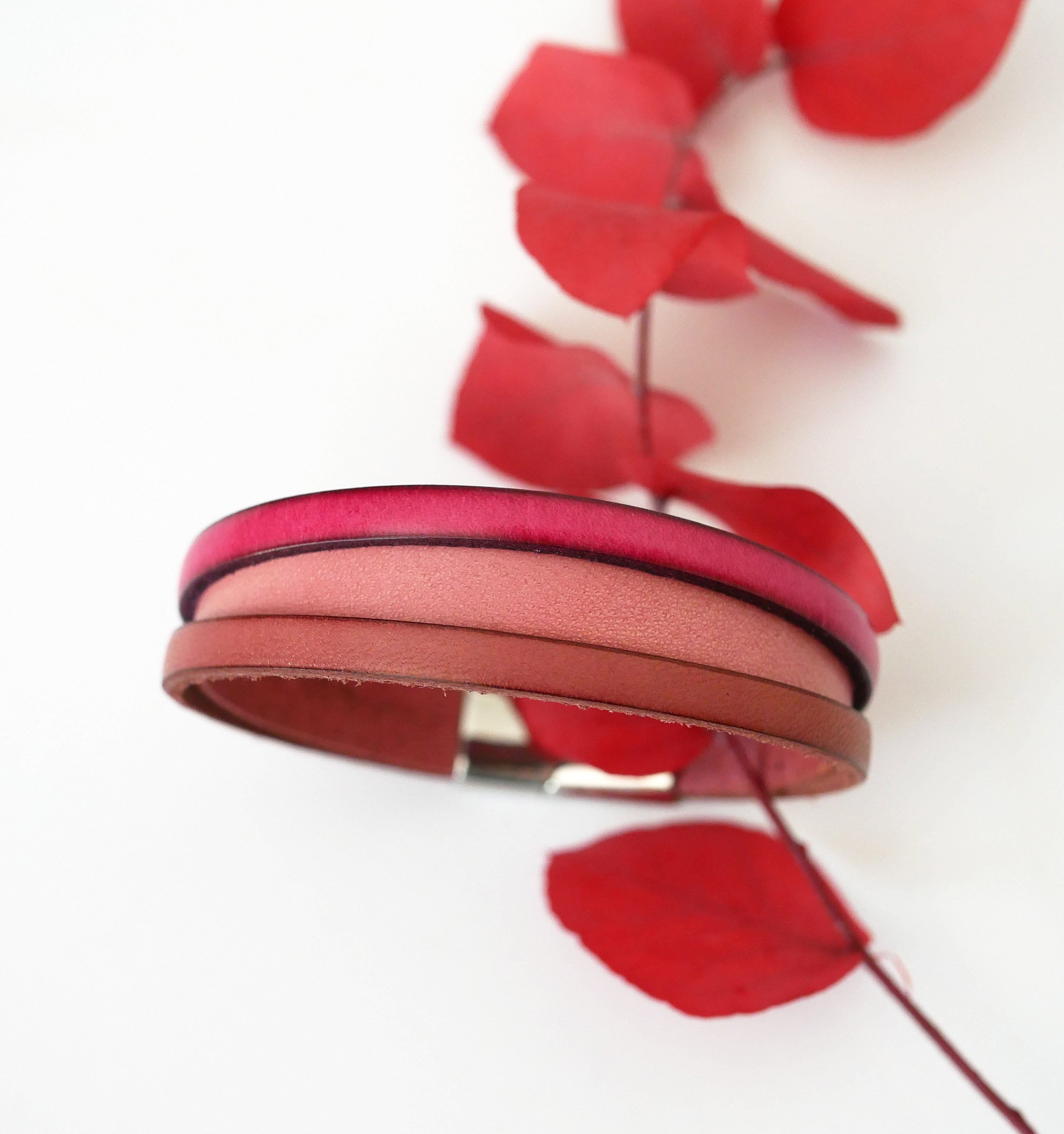 Tofarvet l&aelig;dermanchetarmb&aring;nd til kvinder med skjult indgraveret besked