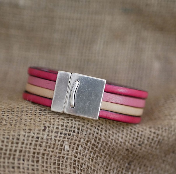 Bracelet manchette multi cuir personnalisable avec message grav&eacute;