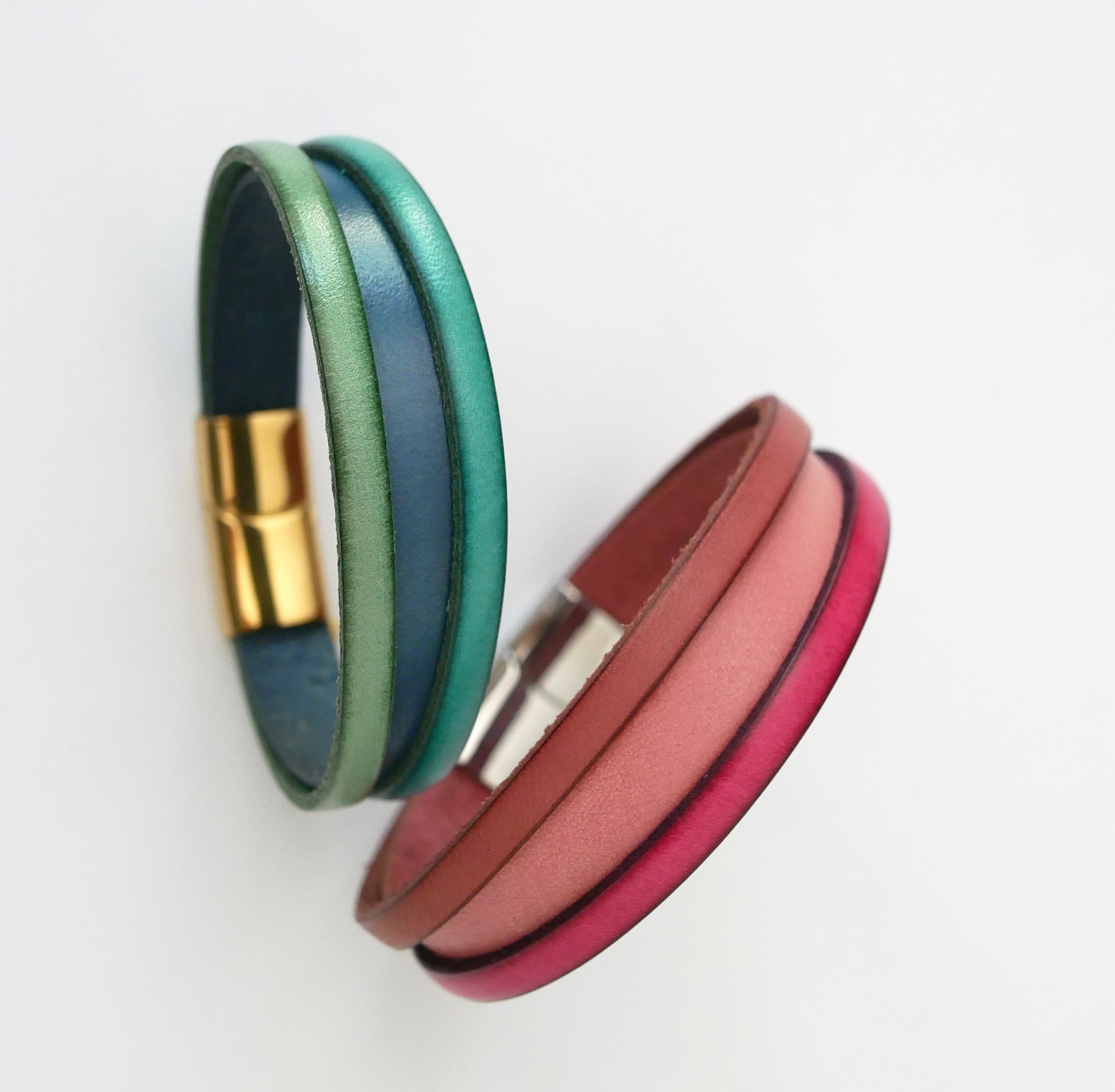 Tofarvet l&aelig;dermanchetarmb&aring;nd til kvinder med skjult indgraveret besked