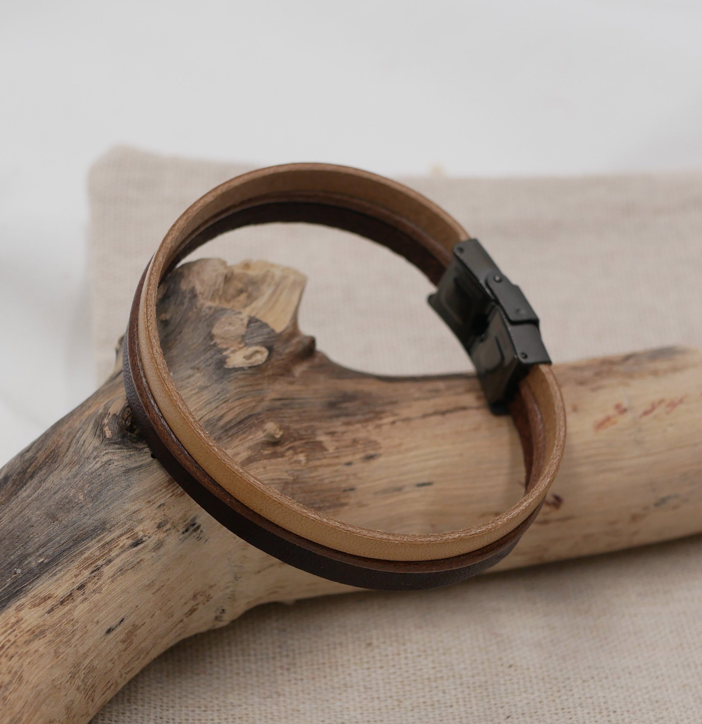 Vintage manchetarmb&aring;nd i brunt l&aelig;der til m&aelig;nd, kan tilpasses med indgravering 