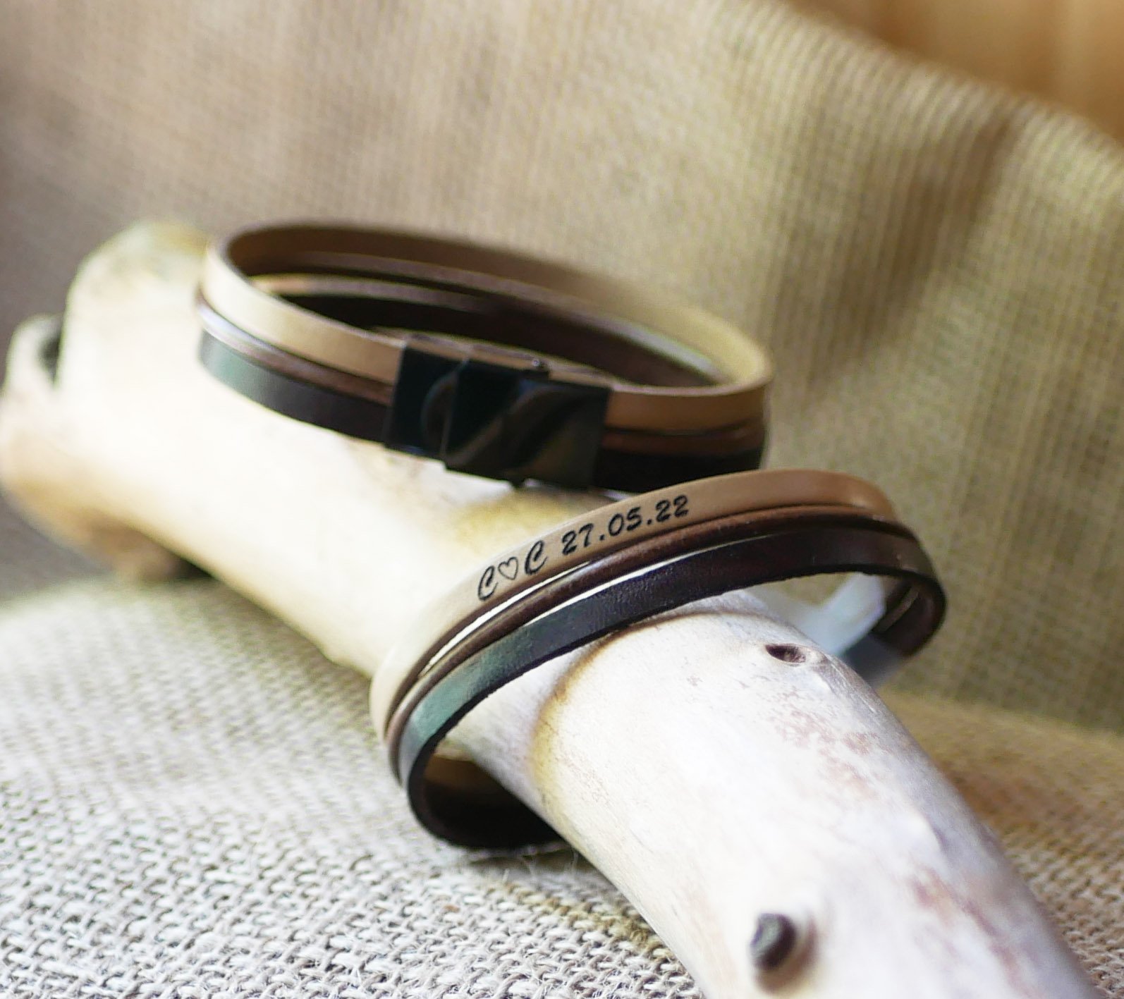 Vintage manchetarmb&aring;nd i brunt l&aelig;der til m&aelig;nd, kan tilpasses med indgravering 