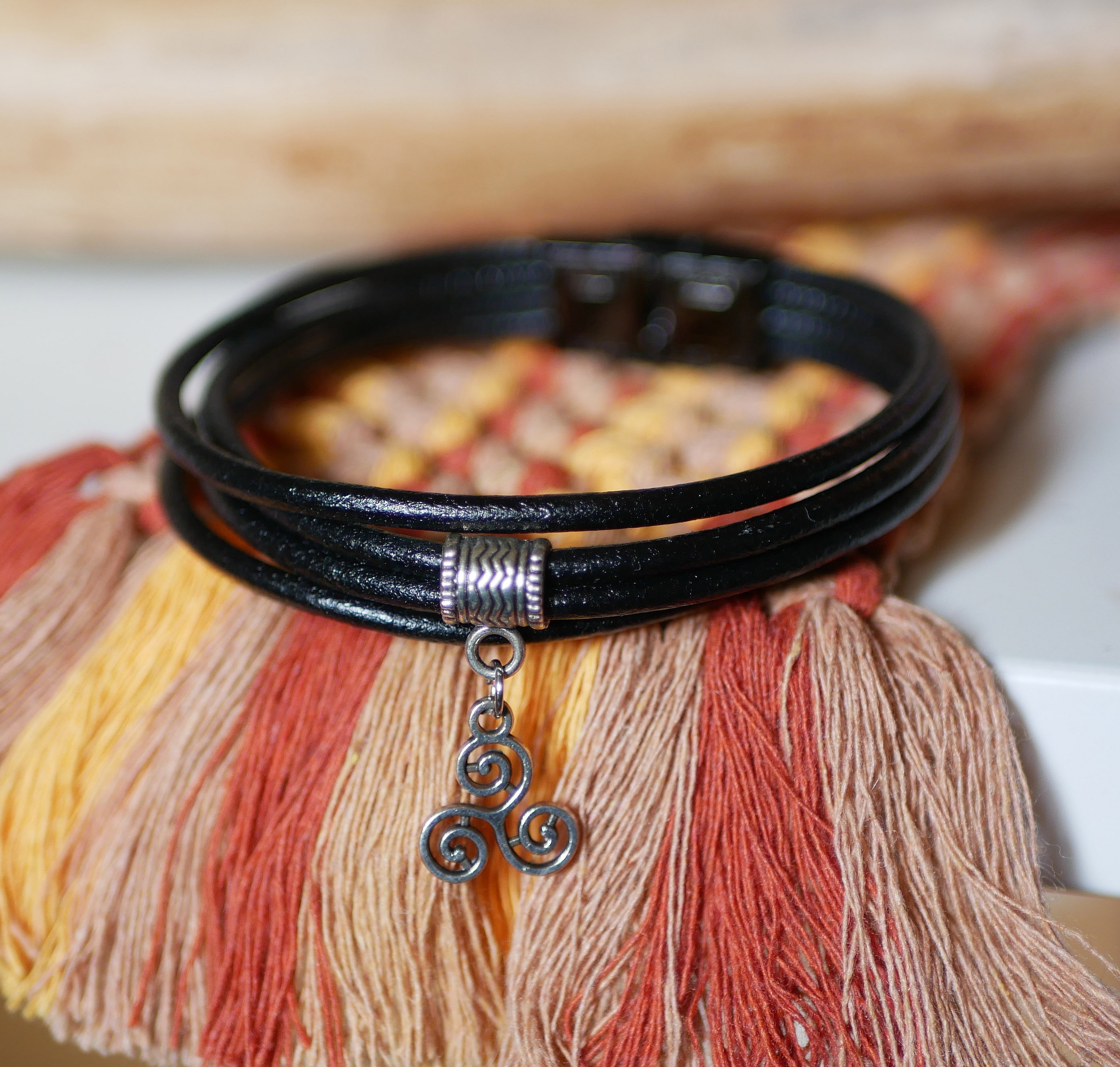 Manchetarmb&aring;nd i sort l&aelig;der med vedh&aelig;ng af s&oslash;lvcharm efter eget valg