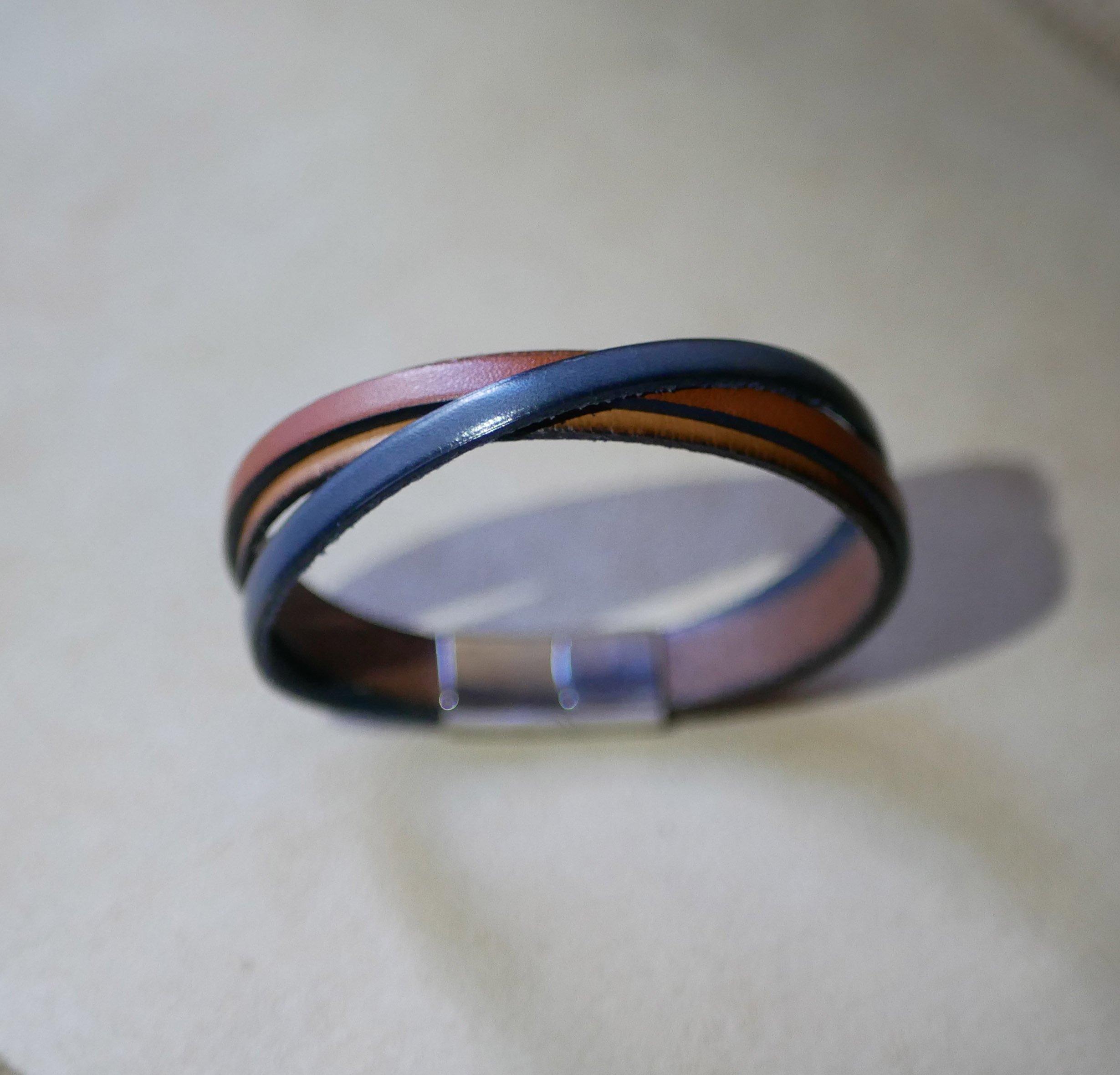 Tofarvet krydset l&aelig;dermanchetarmb&aring;nd med indgraveret besked til m&aelig;nd