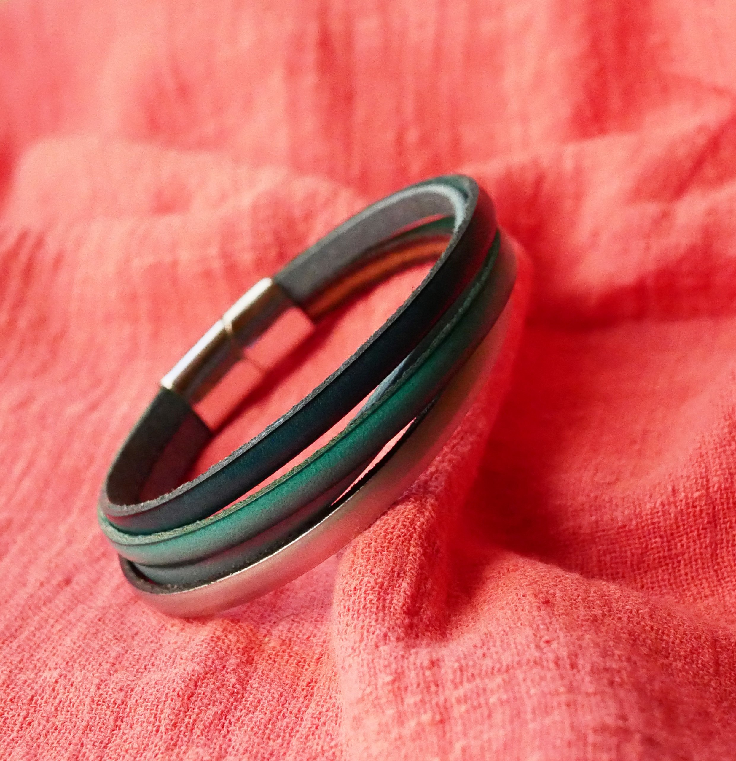 Manchetarmb&aring;nd med 4 turkise l&aelig;derstykker